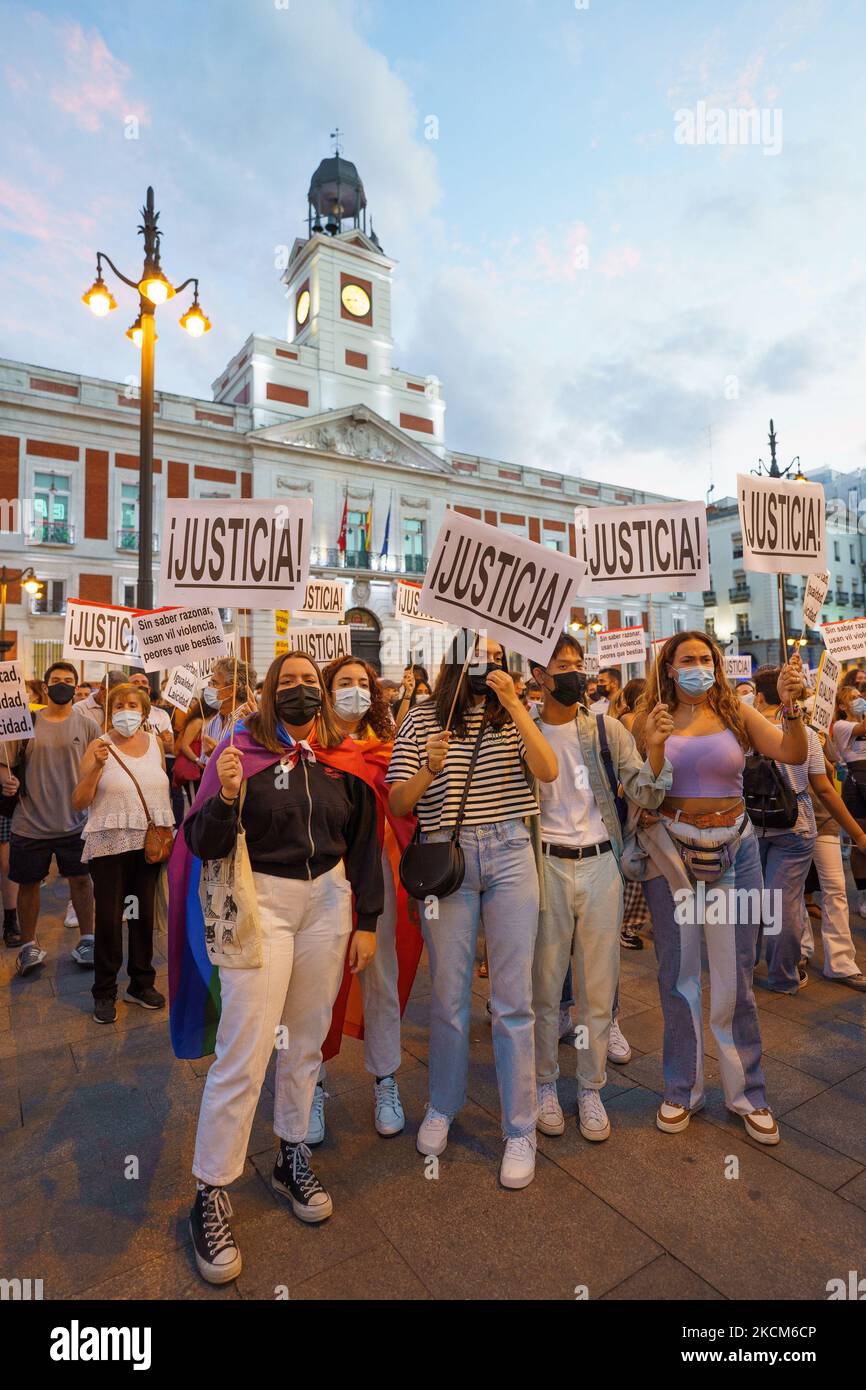 Mehrere Demonstranten während eines Protestes in Puerta del Sol gegen Aggressionen gegen LGTBI-Menschen am 7. September 2021 in Madrid, Spanien. Die Marika-Madrid-Bewegung hat diese Kundgebung unter dem Motto „genug ist genug!“ bezeichnet. Nach den Nachrichten über eine angebliche homophobe Aggression, die am vergangenen Sonntag im Madrider Stadtteil Malasaña aufgezeichnet wurden. (Foto von Oscar Gonzalez/NurPhoto) Stockfoto