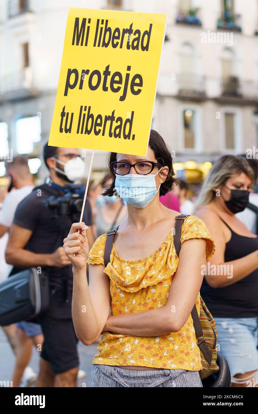 Mehrere Demonstranten während eines Protestes in Puerta del Sol gegen Aggressionen gegen LGTBI-Menschen am 7. September 2021 in Madrid, Spanien. Die Marika-Madrid-Bewegung hat diese Kundgebung unter dem Motto „genug ist genug!“ bezeichnet. Nach den Nachrichten über eine angebliche homophobe Aggression, die am vergangenen Sonntag im Madrider Stadtteil Malasaña aufgezeichnet wurden. (Foto von Oscar Gonzalez/NurPhoto) Stockfoto