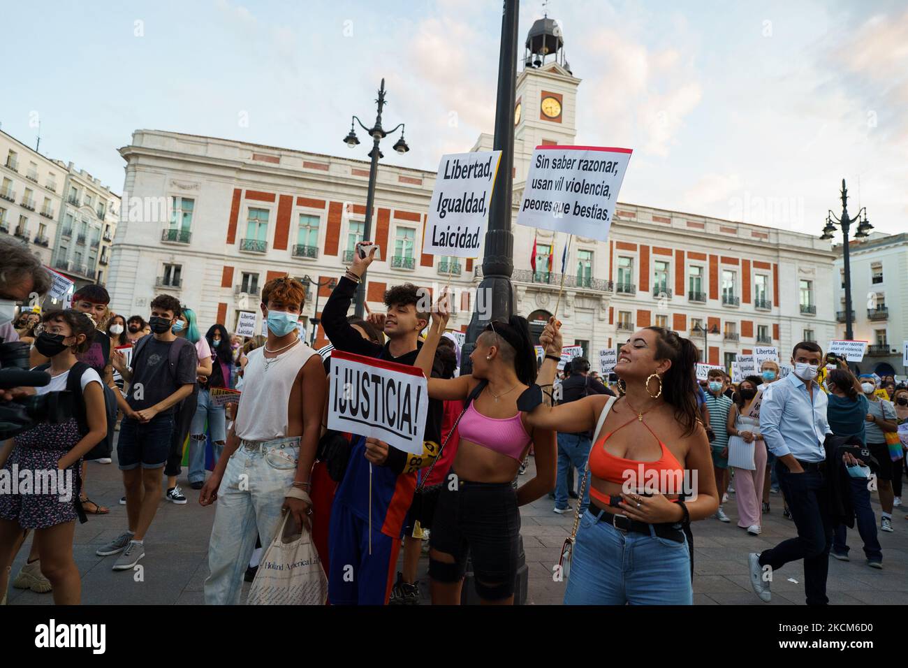 Mehrere Demonstranten während eines Protestes in Puerta del Sol gegen Aggressionen gegen LGTBI-Menschen am 7. September 2021 in Madrid, Spanien. Die Marika-Madrid-Bewegung hat diese Kundgebung unter dem Motto „genug ist genug!“ bezeichnet. Nach den Nachrichten über eine angebliche homophobe Aggression, die am vergangenen Sonntag im Madrider Stadtteil Malasaña aufgezeichnet wurden. (Foto von Oscar Gonzalez/NurPhoto) Stockfoto