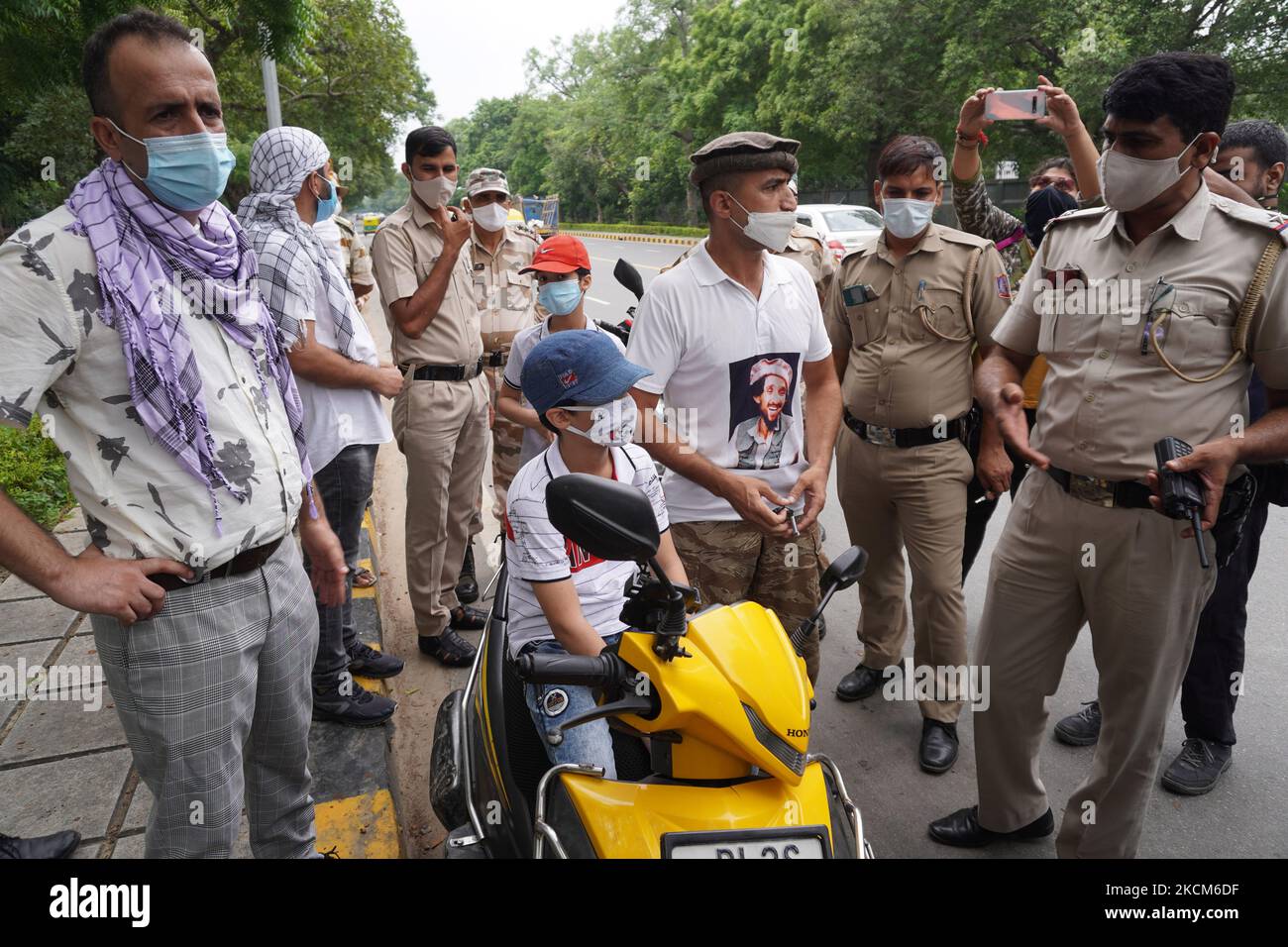 Ein afghanischer Staatsbürger, der ein T-Shirt mit einem Bild des verstorbenen afghanischen Anti-Taliban-Kommandanten Ahmad Shah Massoud trägt, spricht mit einem Polizisten, nachdem ihm am 9. September 2021 die Erlaubnis verweigert wurde, vor der pakistanischen Botschaft in Neu-Delhi, Indien, einen Protest abzuhalten. (Foto von Mayank Makhija/NurPhoto) Stockfoto