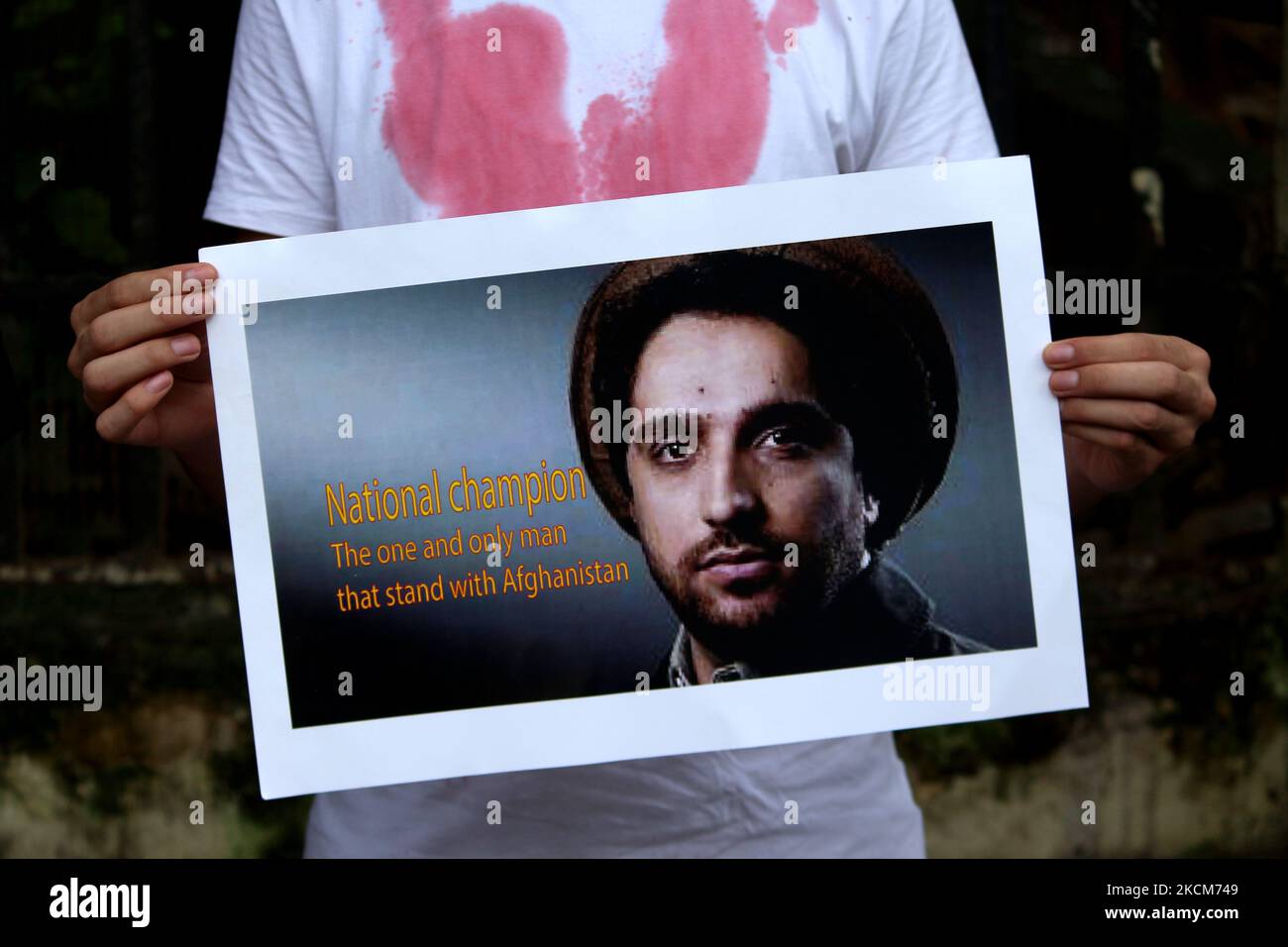 Ein afghanischer Staatsbürger mit Wohnsitz in Indien hält ein Plakat von Ahmad Massoud (C), dem Sohn des ermordeten afghanischen Kommandanten Ahmad Shah Massoud gegen die Taliban, während einer Demonstration gegen Pakistans angebliche Unterstützung der Taliban am 10. September 2021 in Neu-Delhi, Indien. (Foto von Mayank Makhija/NurPhoto) Stockfoto