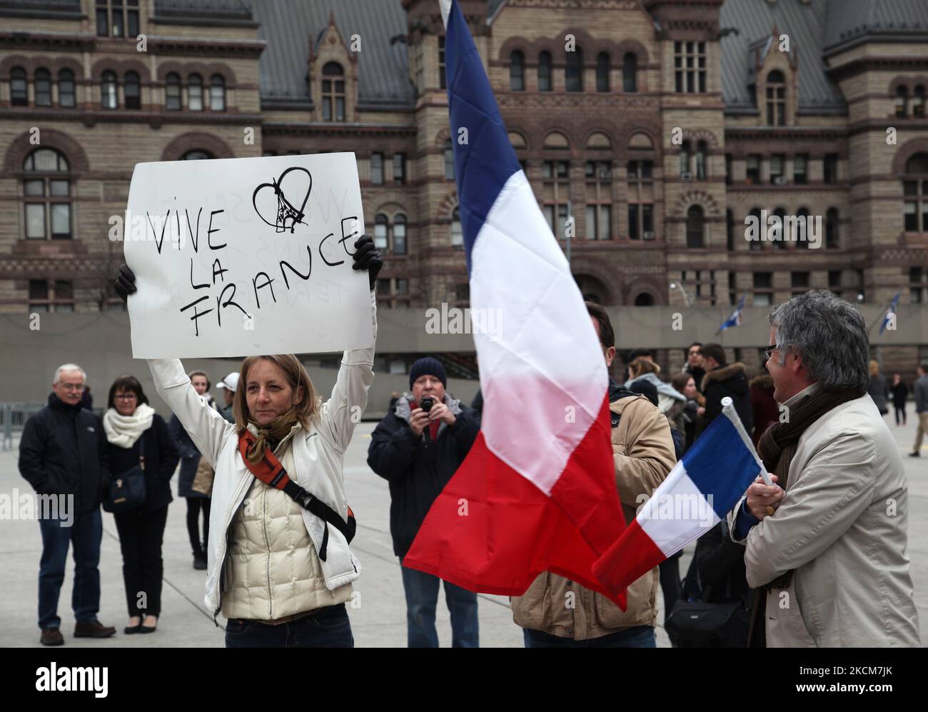 14. November 2015, Toronto, Ontario, Kanada --- Hunderte nehmen an einer Mahnwache auf dem Nathan Phillips Square in Toronto, Kanada, Teil, um einen Tag nach den Terroranschlägen in Paris Solidarität mit den Bürgern Frankreichs zu zeigen. Dschihadisten des Islamischen Staats behaupteten am 13. November in Paris eine Reihe koordinierter Angriffe von Schützen und Selbstmordattentätern, bei denen mindestens 129 Menschen getötet und mehr als 350 bei Szenen des Gemetzels in einer Konzerthalle, Restaurants und im Nationalstadion verletzt wurden. Dieser Angriff ist der tödlichste Angriff in Paris seit dem Zweiten Weltkrieg. --- (Foto von Creative Touch Imaging Ltd./NurPhoto) Stockfoto