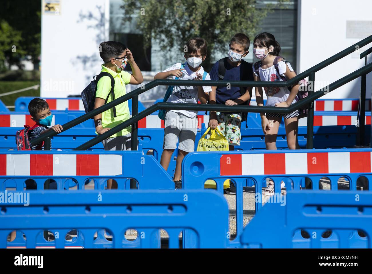 Kinder mit Gesichtsmasken und Rucksäcken während der Neueröffnung des Grundschuljahres an der CEIP Mariana Pineda Public School in Huetor Vega (Granada), Spanien, am 10. September 2021. (Foto von Ãlex CÃ¡mara/NurPhoto) Stockfoto