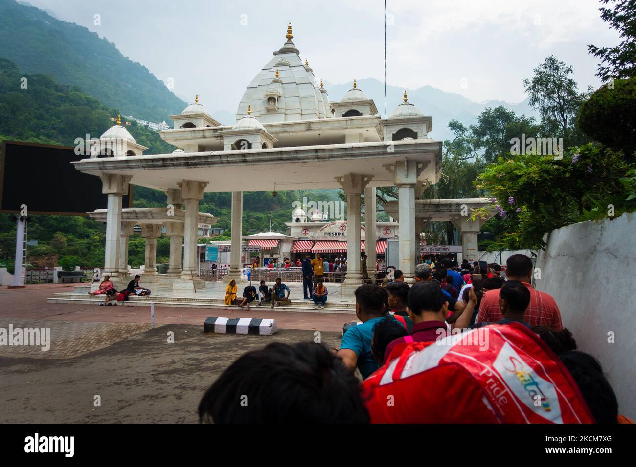 Juli 5. 2022 Katra, Jammu und Kaschmir, Indien. Personen in der Warteschlange am Check-Point am Eingangstor. Shri Mata Vaishno Devi-Schrein, eine hindu-Pilgerfahrt. Stockfoto