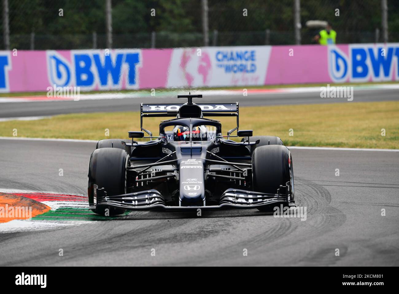 Yuki Tsunoda von der Scuderia Alpha Tauri Honda fährt seinen AT02-Sitzer im freien Training des italienischen GP, 14. Runde der Formel-1-Weltmeisterschaft im Autodromo Internazionale di Monza, in Monza, Lombardia, Italien, 10. September 2021 (Foto: Andrea Diodato/NurPhoto) Stockfoto