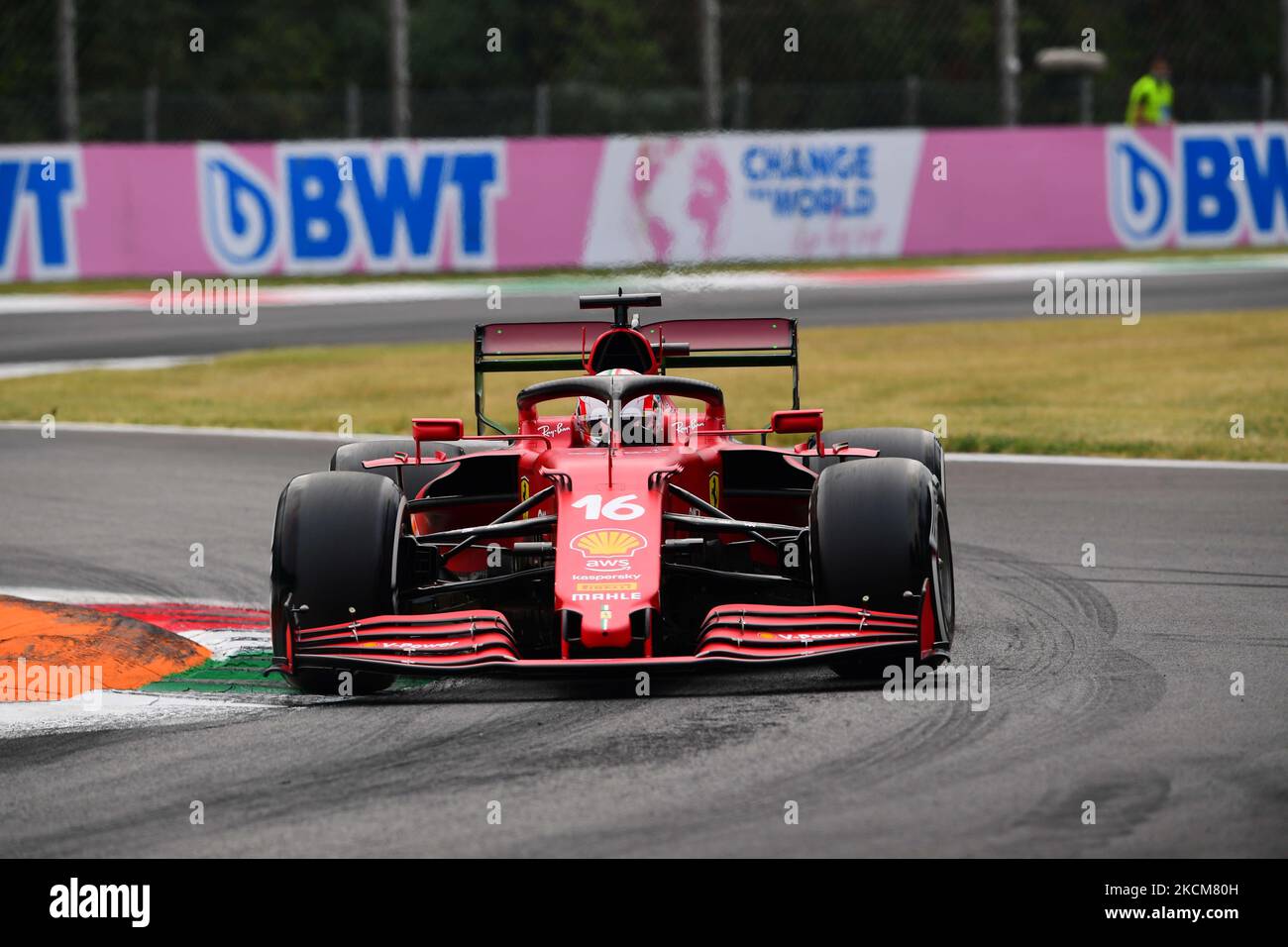 Charles Leclerc von der Scuderia Mission Winnow Ferrari fuhr seinen SF21-Sitzer während des freien Trainings des italienischen GP, der Formel-1-Weltmeisterschaft 14. im Autodromo Internazionale di Monza, in Monza, Lombardia, Italien, 10. September 2021 (Foto: Andrea Diodato/NurPhoto) Stockfoto