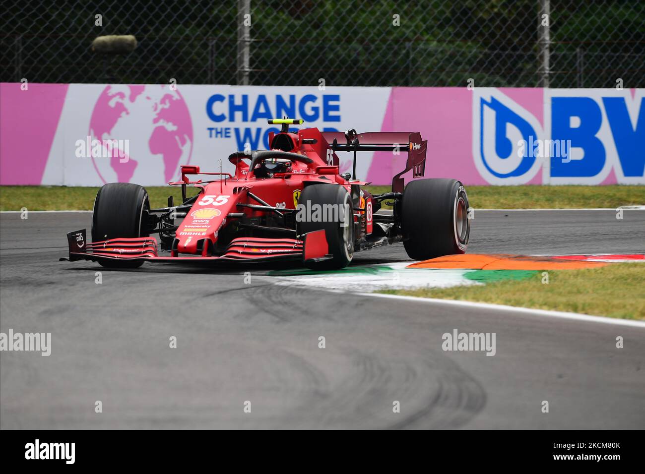 Carlos Sainz von der Scuderia Mission Winnow Ferrari fährt seinen SF21-Sitzer während des freien Trainings des italienischen GP, der Formel-1-Weltmeisterschaft 14. im Autodromo Internazionale di Monza, in Monza, Lombardia, Italien, 10. September 2021 (Foto: Andrea Diodato/NurPhoto) Stockfoto