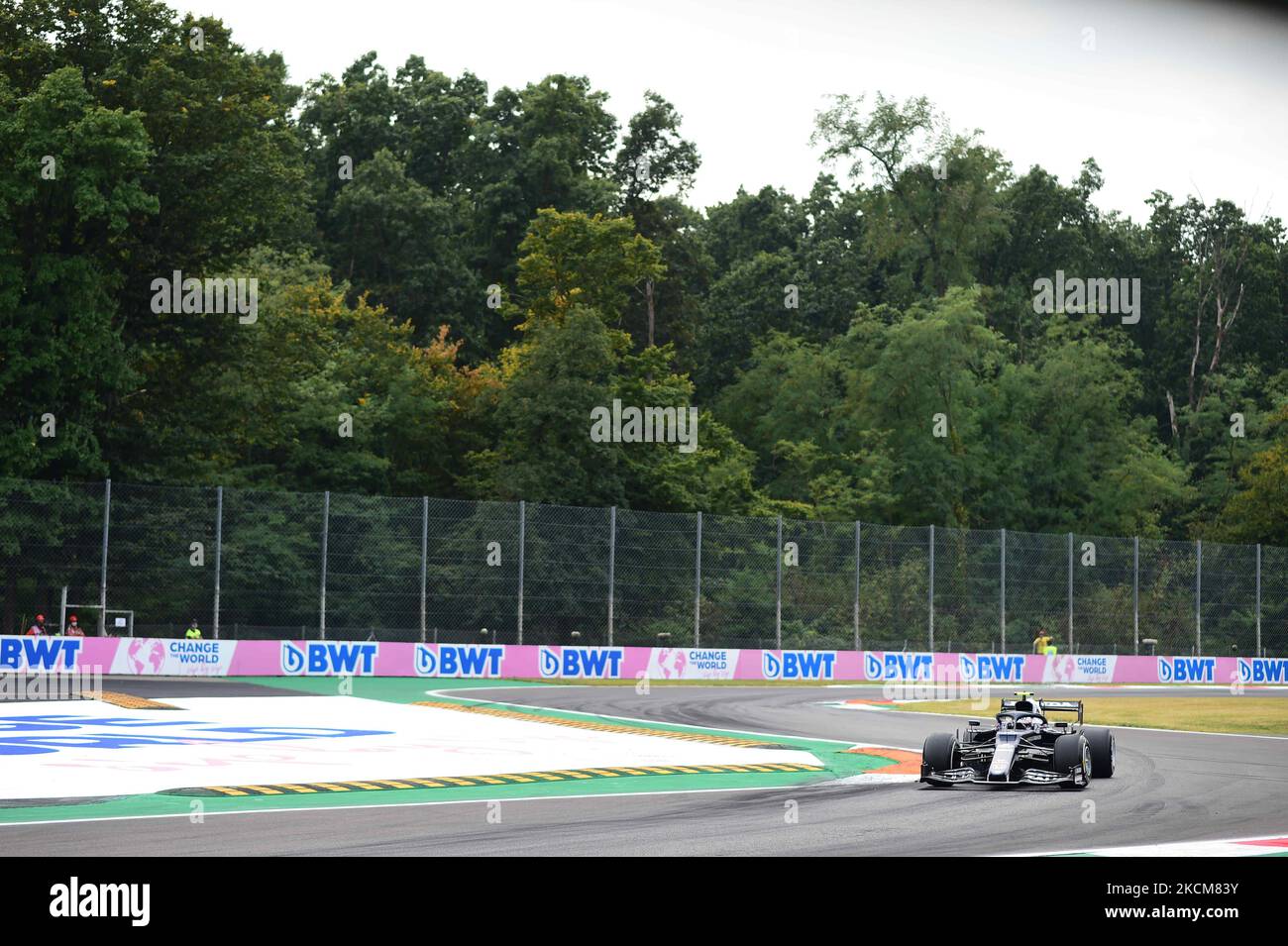 Pierre Gasly von der Scuderia Alpha Tauri Honda fährt seinen AT02-er-Einsitzer während des freien Trainings des italienischen GP, 14. bei der Formel-1-Weltmeisterschaft im Autodromo Internazionale di Monza, in Monza, Lombardia, Italien, 10. September 2021 (Foto: Andrea Diodato/NurPhoto) Stockfoto