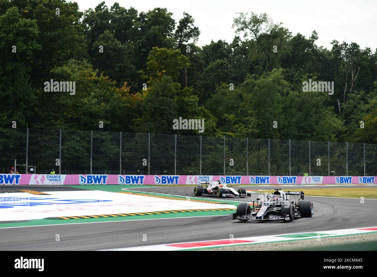 Yuki Tsunoda von der Scuderia Alpha Tauri Honda fährt seinen AT02-Sitzer im freien Training des italienischen GP, 14. Runde der Formel-1-Weltmeisterschaft im Autodromo Internazionale di Monza, in Monza, Lombardia, Italien, 10. September 2021 (Foto: Andrea Diodato/NurPhoto) Stockfoto