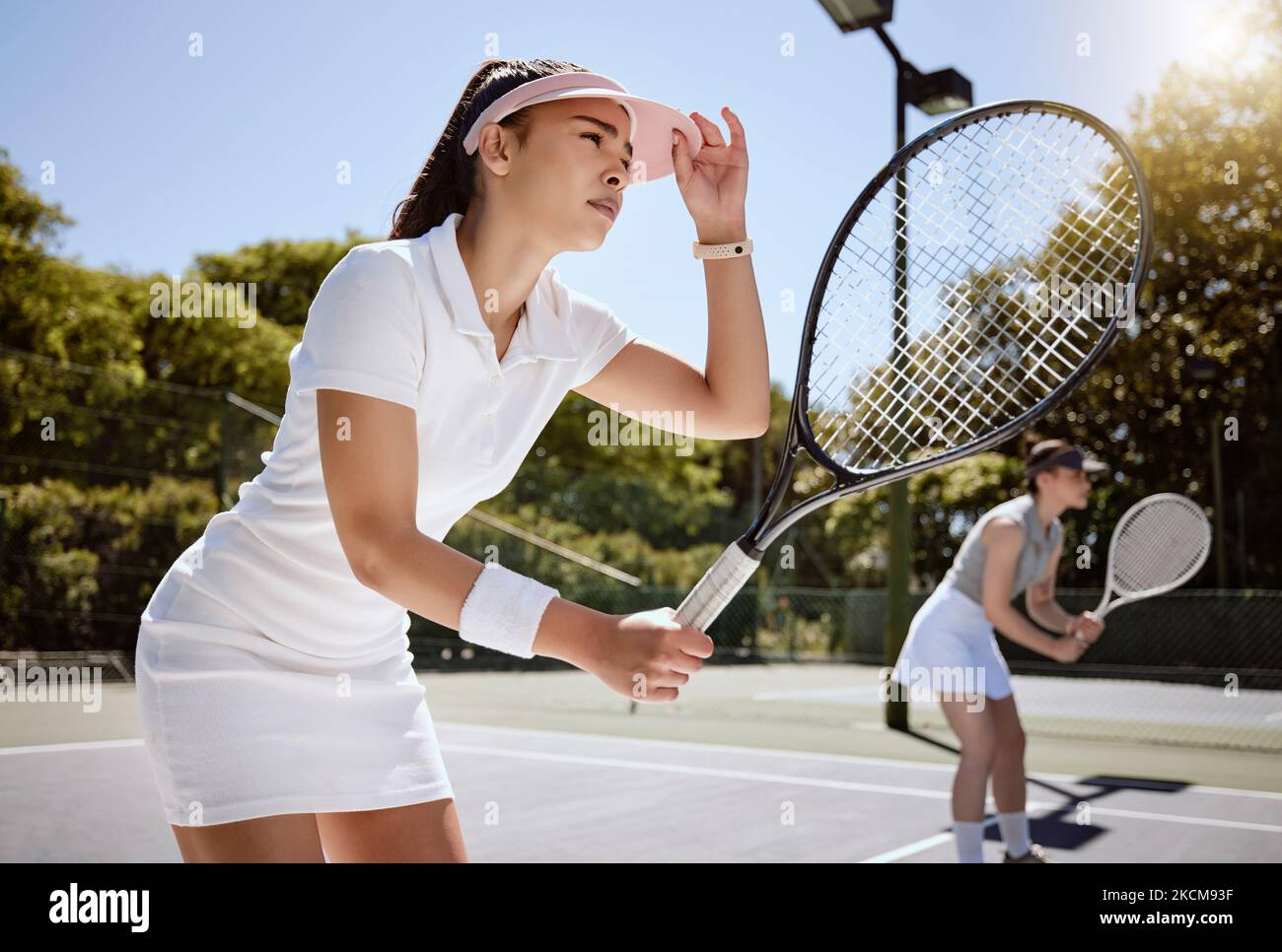Tennis, Fitness und Doppel, Freundinnen in Partnerschaft stehen im Sommer auf dem Platz für ein Freundschaftsspiel. Sport-Bewegung, glückliche Freundschaft und Stockfoto