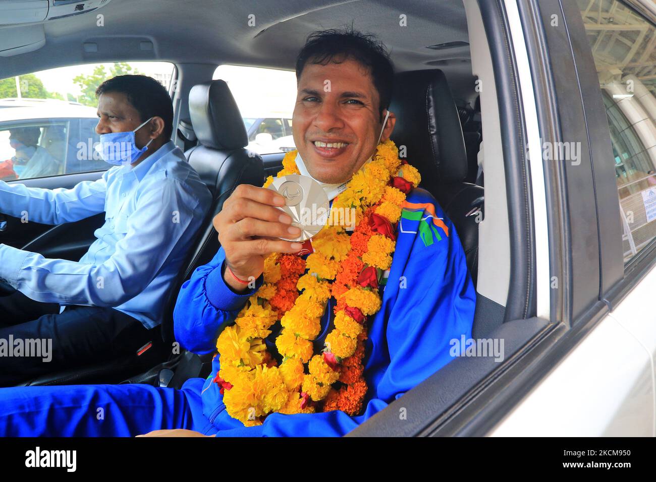 Javelin-Werfer Devendra Jhajharia zeigt seine Silbermedaille, nachdem er in Tokio 2020 Paralympics gewonnen hatte, bei seiner Ankunft in Jaipur, Rajasthan, Indien, Freitag, 10. September 2021. ((Foto von Vishal Bhatnagar/NurPhoto) Stockfoto