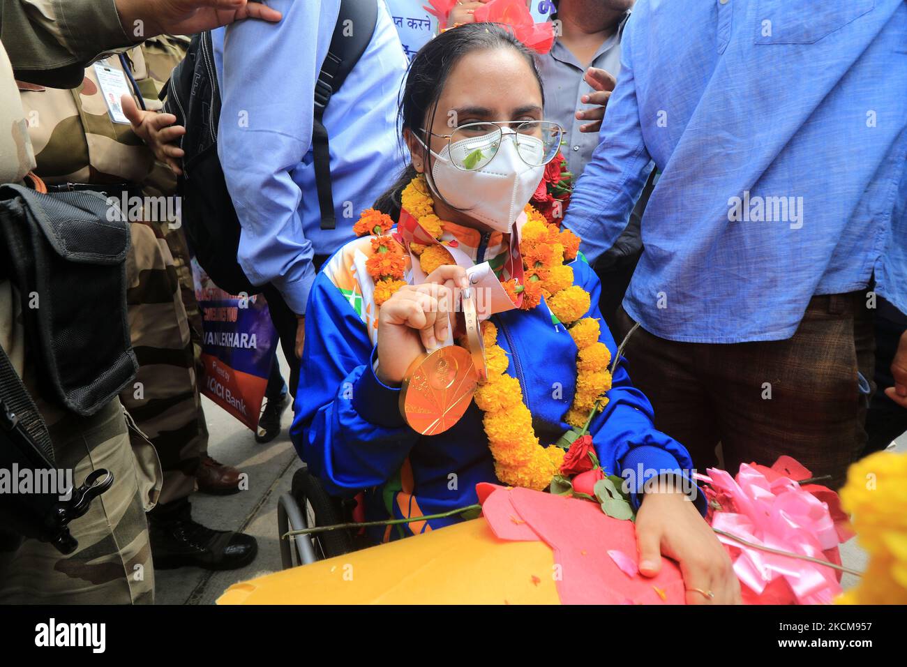 Shooter Avani Lakhera zeigt ihre Gold- und Bronzemedaille, die sie bei den Paralympics 2020 in Tokio bei ihrer Ankunft in Jaipur, Rajasthan, Indien, am Freitag, den 10. September 2021 gewonnen hat. ((Foto: Vishal Bhatnagar/NurPhoto) Stockfoto