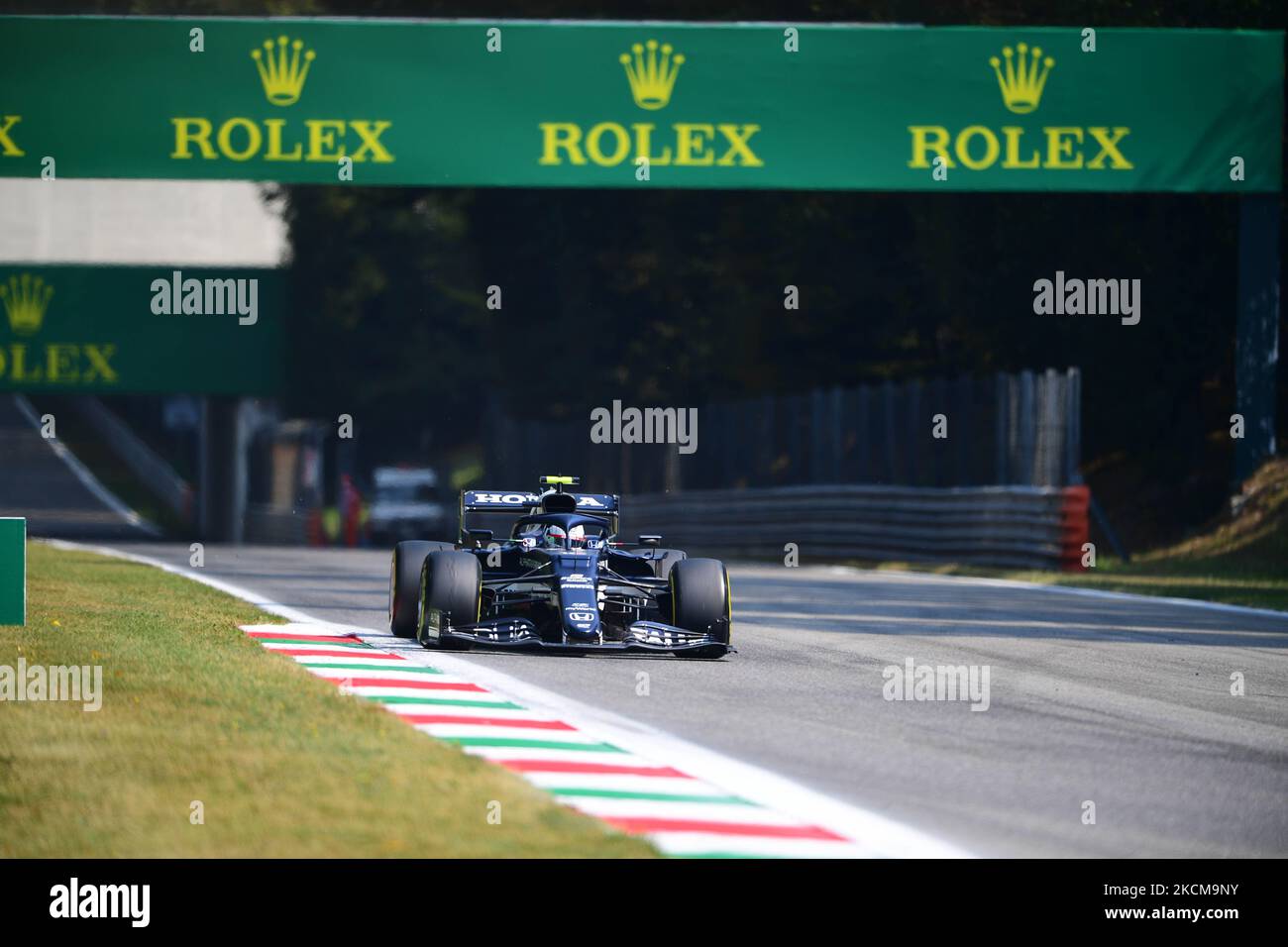 Pierre Gasly von der Scuderia Alpha Tauri Honda fährt seinen AT02-er-Einsitzer während des freien Trainings 2 des italienischen GP, 14. Runde der Formel-1-Weltmeisterschaft im Autodromo Internazionale di Monza, in Monza, Lombardia, Italien, 11. September 2021 (Foto: Andrea Diodato/NurPhoto) Stockfoto
