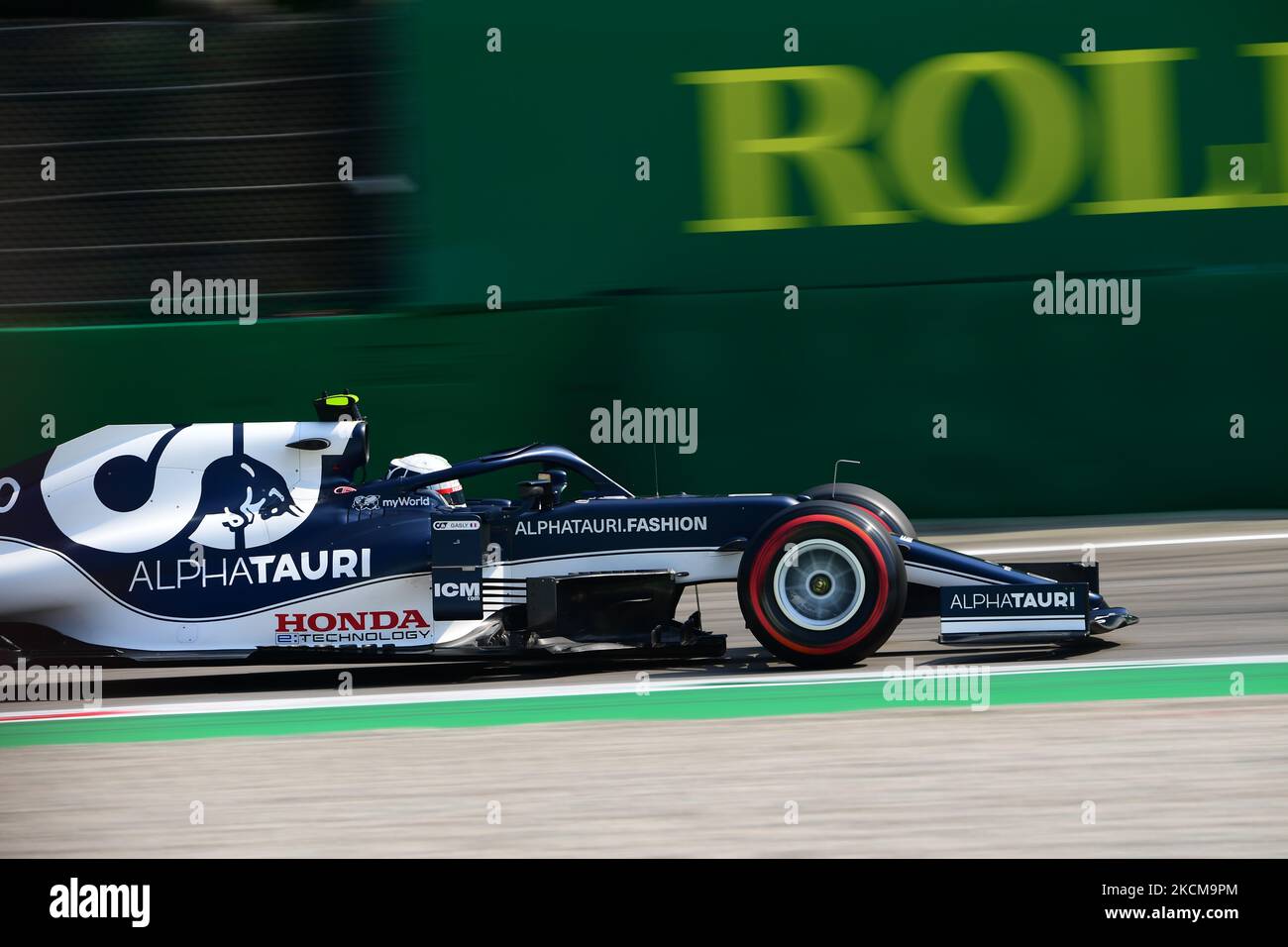 Pierre Gasly von der Scuderia Alpha Tauri Honda fährt seinen AT02-er-Einsitzer während des freien Trainings 2 des italienischen GP, 14. Runde der Formel-1-Weltmeisterschaft im Autodromo Internazionale di Monza, in Monza, Lombardia, Italien, 11. September 2021 (Foto: Andrea Diodato/NurPhoto) Stockfoto