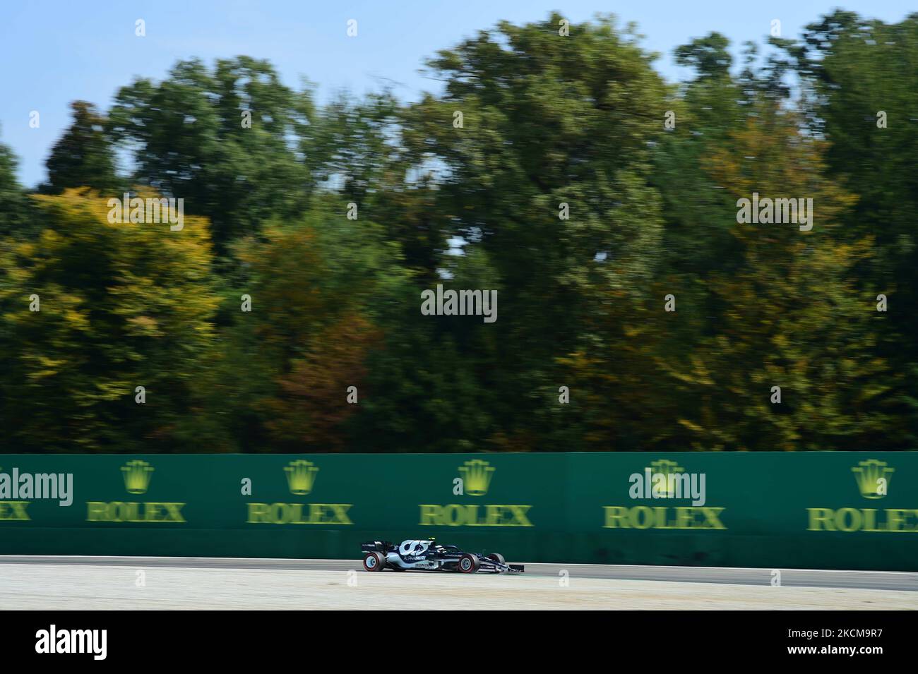 Pierre Gasly von der Scuderia Alpha Tauri Honda fährt seinen AT02-er-Einsitzer während des freien Trainings 2 des italienischen GP, 14. Runde der Formel-1-Weltmeisterschaft im Autodromo Internazionale di Monza, in Monza, Lombardia, Italien, 11. September 2021 (Foto: Andrea Diodato/NurPhoto) Stockfoto