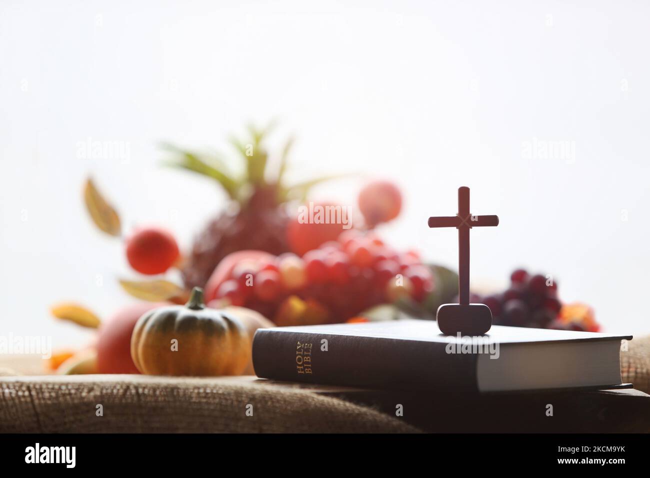 Kirche Thanksgiving Day üppige Fruchtdekoration und Hintergrund mit bibel und jesus Kreuz Stockfoto