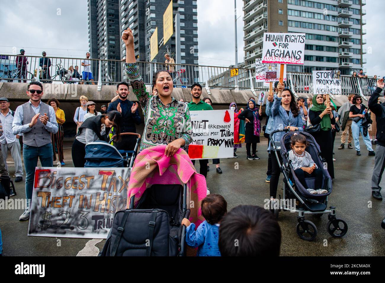 Die afghanische Bevölkerung hält Plakate gegen das Taliban-Regime und das Regime der USA und Pakistans während einer Demonstration der Freiheit für Afghanistan, die am 11.. September 2021 in Rotterdam organisiert wurde. (Foto von Romy Arroyo Fernandez/NurPhoto) Stockfoto