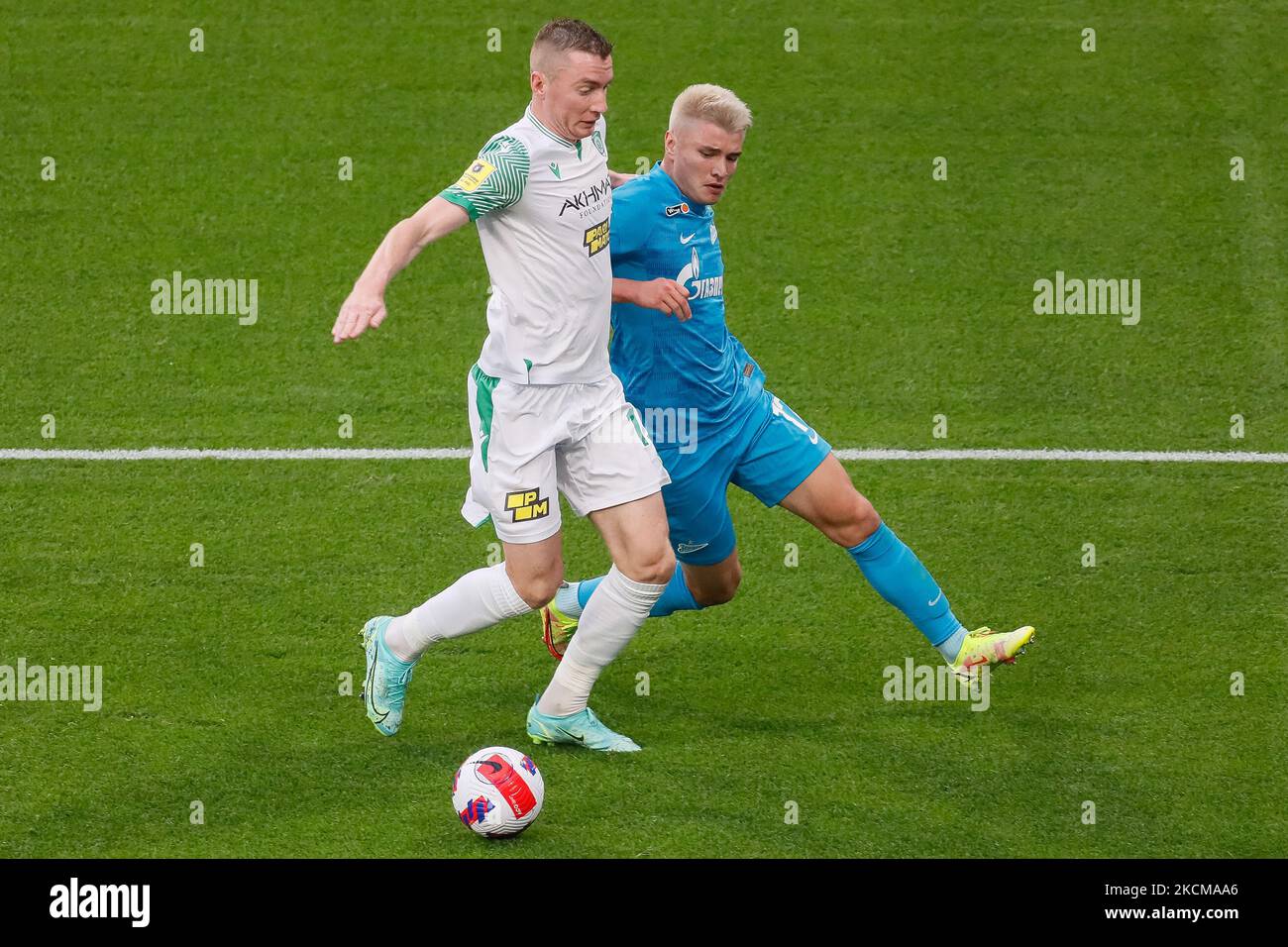 Andrey Mostovoy (R) von Zenit und Andrey Semenov von Akhmat wetteifern am 11. September 2021 in der Gazprom Arena in Sankt Petersburg, Russland, um den Ball beim Spiel der russischen Premier League zwischen FC Zenit Sankt Petersburg und FC Akhmat Grozny. (Foto von Mike Kireev/NurPhoto) Stockfoto