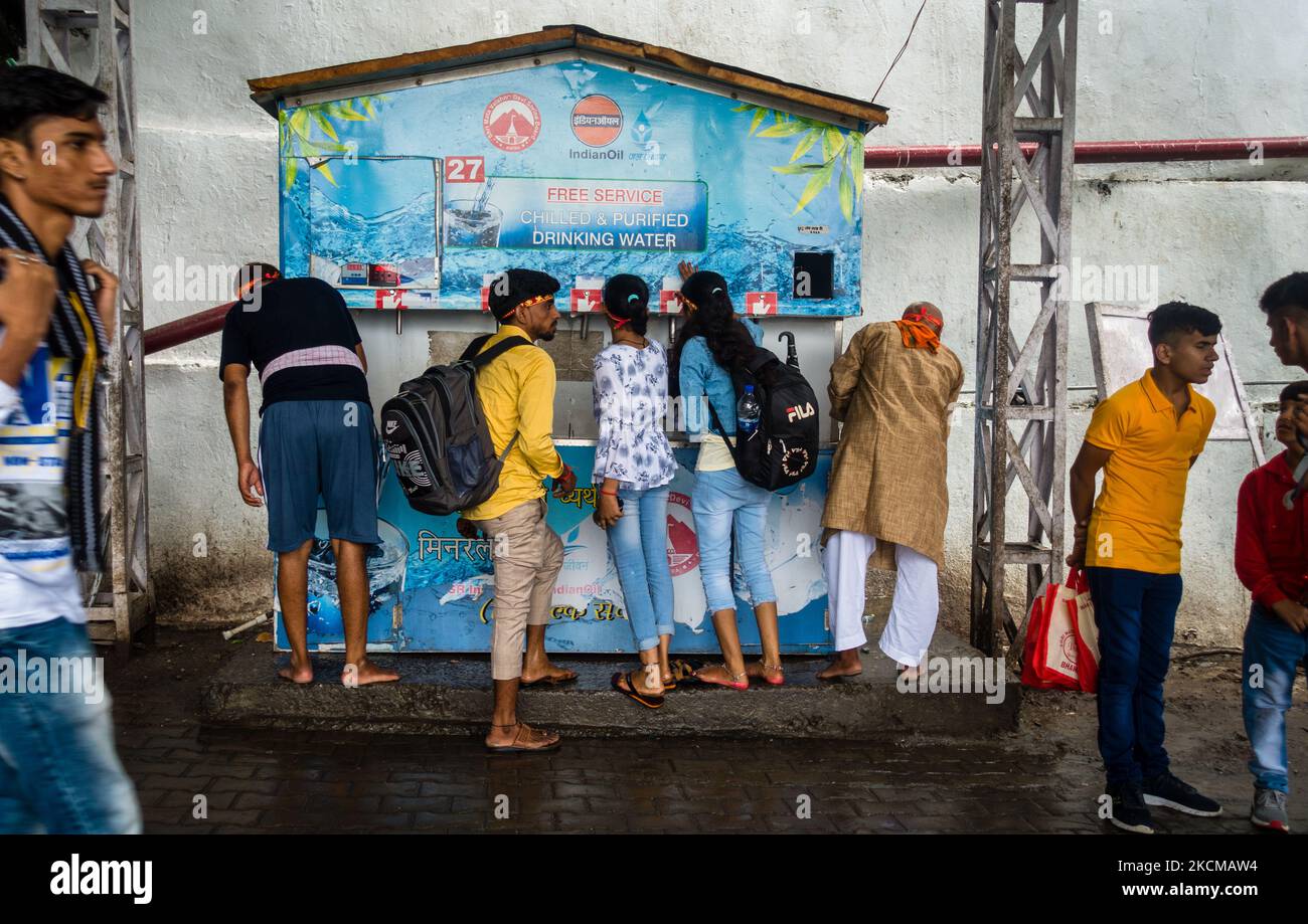 Juli 5. 2022 Katra, Jammu und Kaschmir, Indien. Kostenloses Trinkwasser für die Pilger, die den Tempel der Mata Vaishno Devi Höhle besuchen. Stockfoto Juli 5. 2022 Katra, Jammu und Kaschmir, Indien. Kostenloses Trinkwasser für die Pilger, die den Tempel der Mata Vaishno Devi Höhle besuchen. Stockfoto