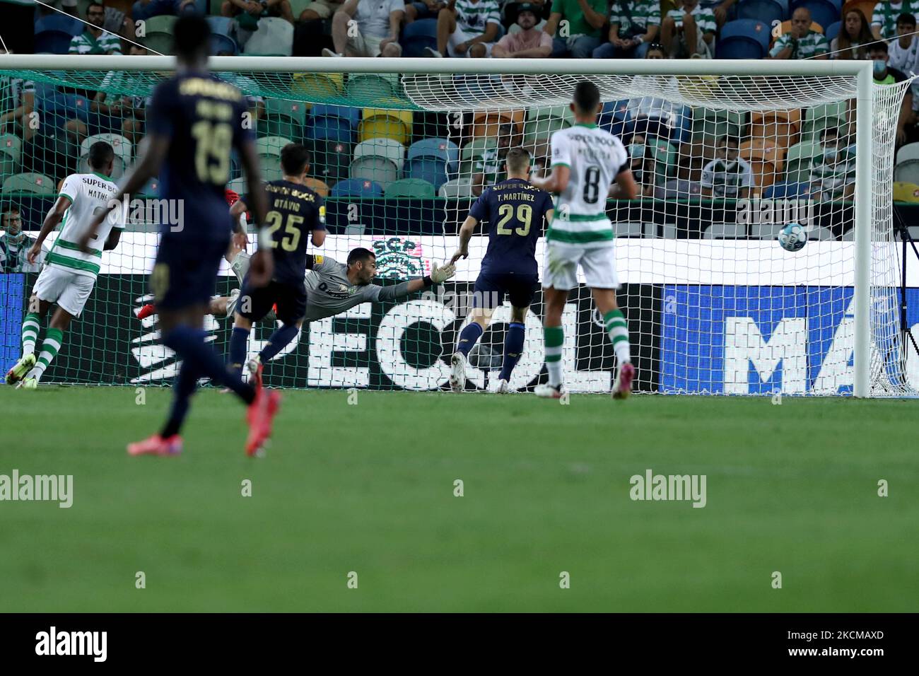 Luis Diaz vom FC Porto (nicht gesehen) schießt am 11. September 2021 im Jose Alvalade-Stadion in Lissabon, Portugal, um beim Fußballspiel der Portugiesischen Liga zwischen Sporting CP und FC Porto zu Punkten. (Foto von Pedro FiÃºza/NurPhoto) Stockfoto