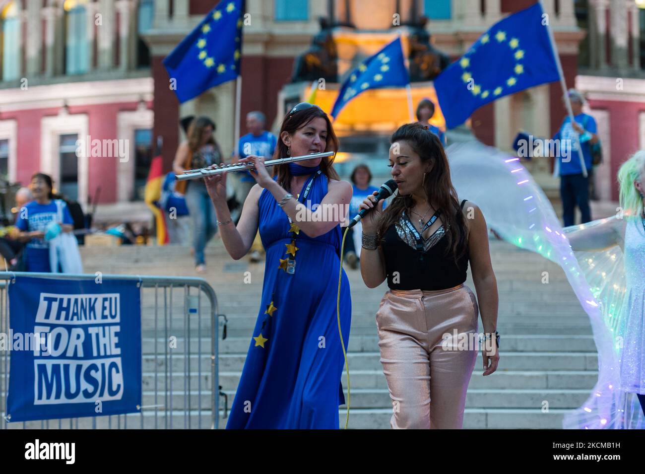 LONDON, VEREINIGTES KÖNIGREICH - 11. SEPTEMBER 2021: Sängerin Ilana Lorraine (R) tritt vor der "Last Night of the Proms" vor der Royal Albert Hall auf, als pro-EU-Aktivisten vor der "Last Night of the Proms" Flaggen schwenken, um am 11. September 2021 in London, England, das Fehlen eines Abkommens für Tourneen nach dem Brexit zu unterstreichen. Die Aktivisten fordern die Regierung auf, ein Übergangspaket zur Deckung der zusätzlichen Kosten nach dem Brexit einzuführen, bevor sie sich eine EU-weite Visumpflicht für Touring-Künstler sichern. (Foto von Wiktor Szymanowicz/NurPhoto) Stockfoto
