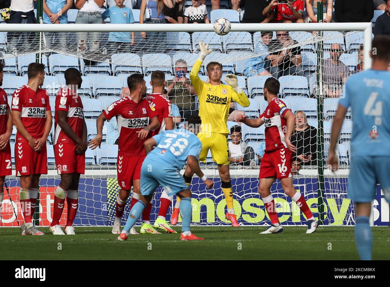 Middlesbroughs Torwart Joe Lumley rettet den Schuss von Gustavo Hamer aus Coventry City während der zweiten Hälfte des Sky Bet Championship-Spiels zwischen Coventry City und Middlesbrough in der Ricoh Arena, Coventry, am Samstag, dem 11.. September 2021. (Foto von John Cripps/MI News/NurPhoto) Stockfoto