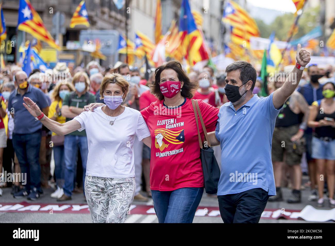 Elisenda Peluzie, Präsidentin des ANC, begleitet von den ehemaligen Präsidenten der Organisation und begnadeten Gefangenen, Carme Forcadell und Jordi Sánchez, sowie dem Präsidenten des Òmnium Cultural und auch begnadeten Gefangenen, Jordi Cuixart. Hunderttausende von Menschen nehmen an der Unabhängigkeitsdemonstration am 11. September, dem Nationalfeiertag Kataloniens, Teil, die von der Nationalversammlung Kataloniens organisiert wird. In Barcelona, Katalonien, Spanien, 11. September 2021. (Foto von Albert Llop/NurPhoto) Stockfoto