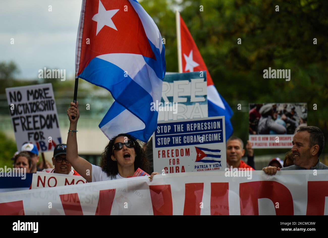 Mitglieder der lokalen kubanischen, nicaraguanischen und venezolanischen Diaspora, Aktivisten und lokale Sympathisanten, die während der Demonstration „Freiheit für Lateinamerika“ in der Nähe des Parlamentsgebäudes von Alberta gesehen wurden. Am Samstag, den 11. September 2021, in Edmonton, Alberta, Kanada. (Foto von Artur Widak/NurPhoto) Stockfoto