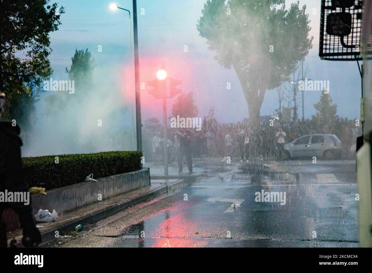 Während der Eröffnungszeremonie der Internationalen Messe von Thessaloniki mit der Rede des Premierministers Kyriakos Mitsotakis fanden vor dem Rathaus von Thessaloniki Gefalle zwischen Demonstranten gegen Zwangsimpfungen und der Polizei statt. Griechenland hat eine obligatorische Impfung für Menschen, die im öffentlichen Gesundheitswesen arbeiten. Mehrere Proteste und Demonstrationen fanden in Thessaloniki statt, wobei das Stadtzentrum gesperrt war. Von Seiten der Polizei gab es einen Hubschrauber, der die Situation mit starker Gewalt überwachte, Tränengas-Chemikalien wurden eingesetzt, Betäubungsgranaten und die Wasserwerfer aber Stockfoto