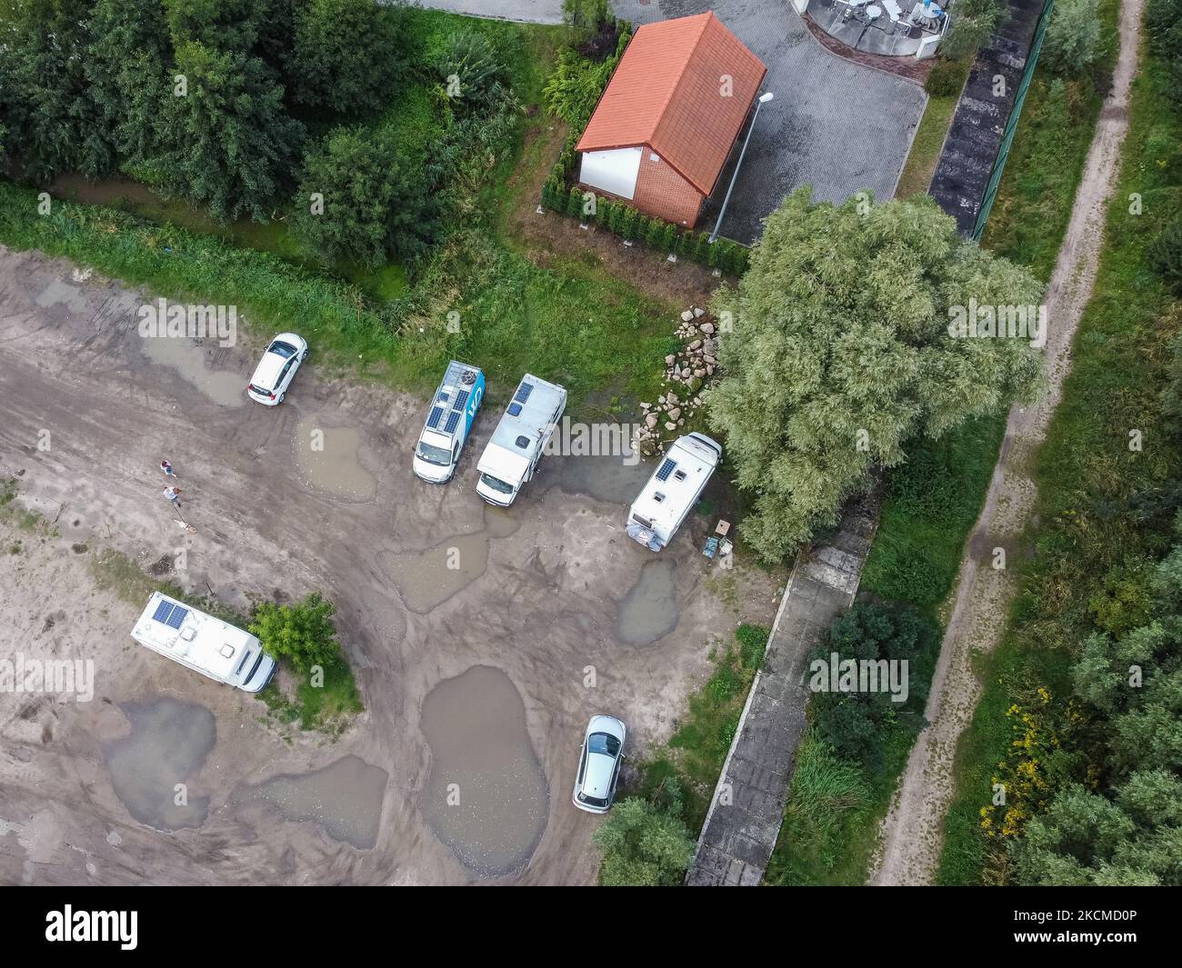 Camper, Wohnmobil, Campingwagen und Wohnwagen Wildcamping auf einem Parkplatz in der Nähe des