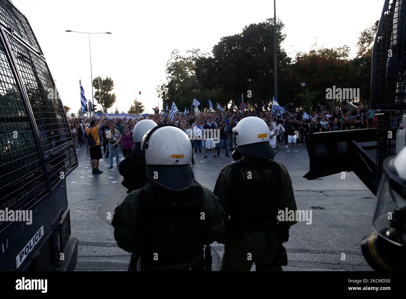 Zusammenstöße zwischen Bereitschaftspolizei und Anti-Impfstoff-Demonstranten während einer Kundgebung gegen die Impfung, bei der Eröffnung der 85. TIF und der Rede des griechischen Premierministers Kyriakos Mitsotakis am 11. September 2021 in Thessaloniki, Griechenland. (Foto von Achilleas Chiras/NurPhoto) Stockfoto