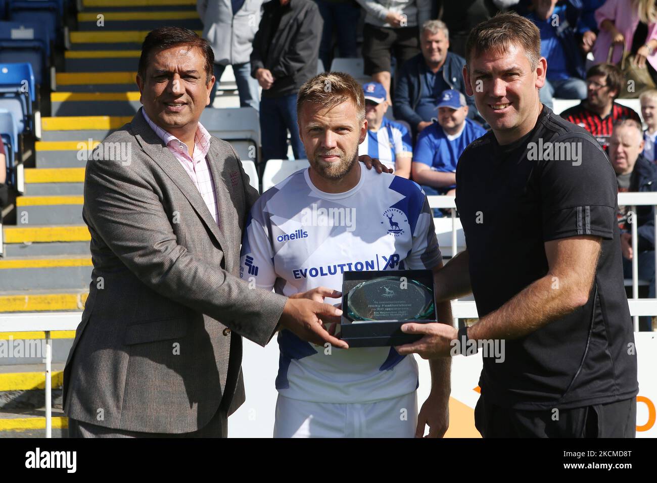 Hartlepool United Chairman Raj Singh (L) und Manager Dave Challinor präsentieren Nicky Featherstone eine Trophäe, um seinen 300. Auftritt für den Verein während des Sky Bet League 2-Spiels zwischen Hartlepool United und Bristol Rovers am 11.. September 2021 im Victoria Park, Hartlepool, Großbritannien, zu gedenken. (Foto von Mark Fletcher/MI News/NurPhoto) Stockfoto