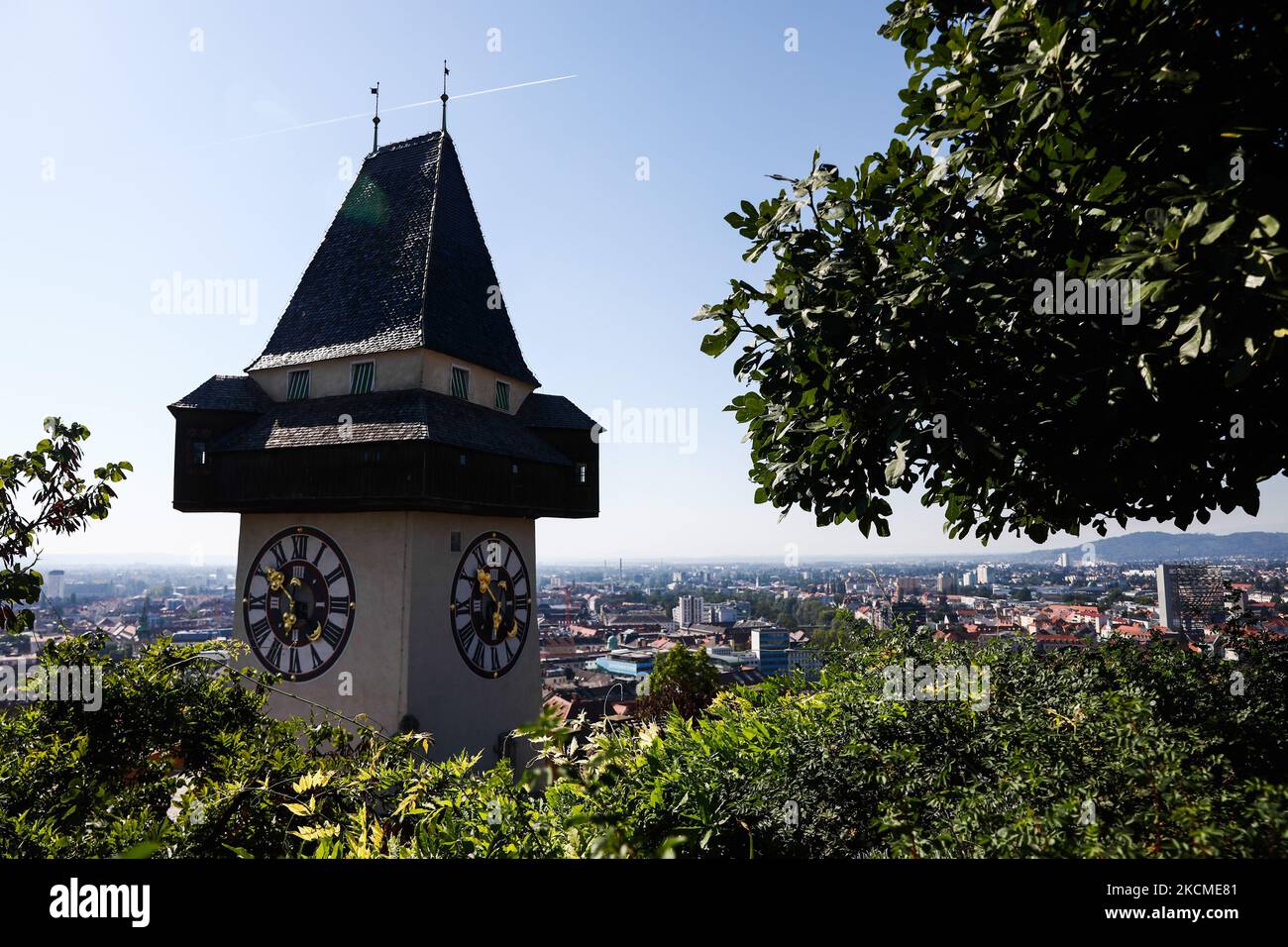 Der Uhrturm ist am 11. September 2021 auf dem Schlossberg in Graz, Österreich, zu sehen. (Foto von Jakub Porzycki/NurPhoto) Stockfoto