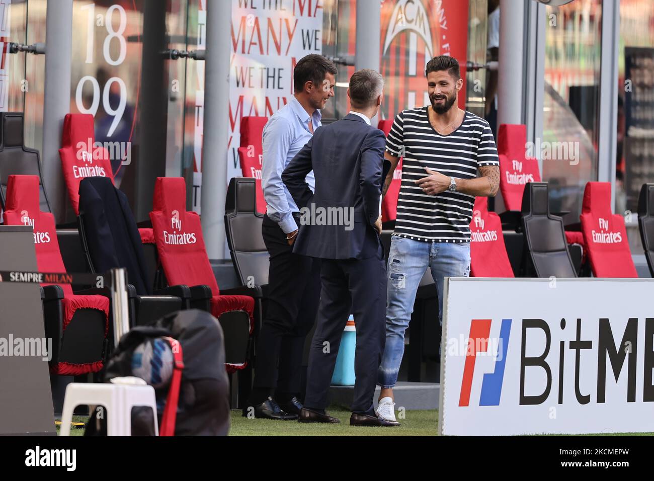 Olivier Giroud vom AC Mailand und Paolo Maldini Technical Area Director des AC Mailand während des Fußballspiels der Serie A 2021/22 zwischen dem AC Mailand und der SS Lazio im Giuseppe-Meazza-Stadion, Mailand, Italien am 12. September 2021 (Foto: Fabrizio Carabelli/LiveMedia/NurPhoto) Stockfoto