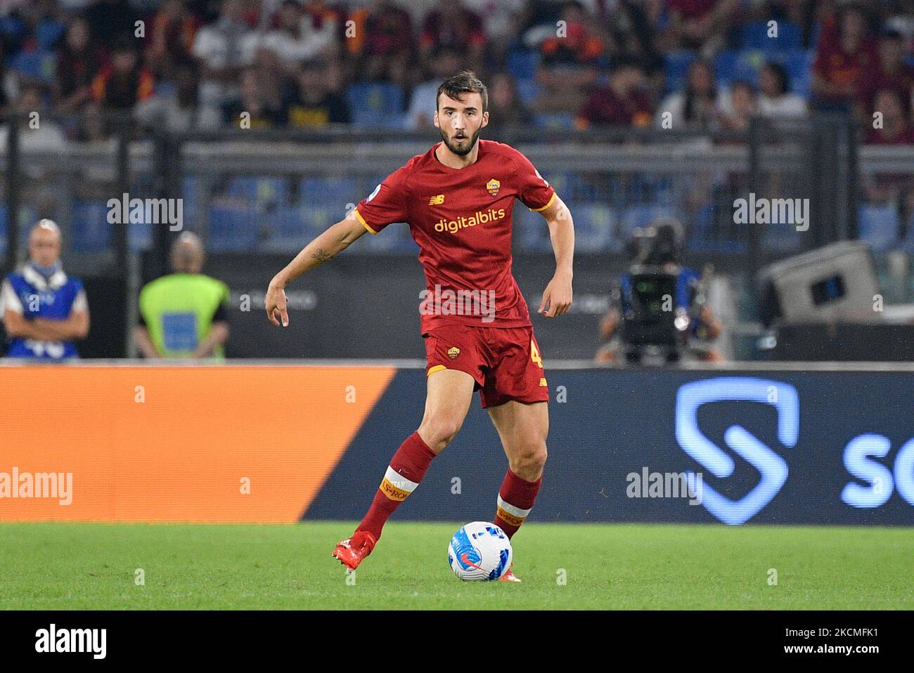 Bryan Cristante von AS Roma in Aktion während der Italienischen Fußball-Liga Ein Spiel von 2021/2022 zwischen AS Roma und US Sassuolo im Olimpic Stadium in Rom. (Foto von Fabrizio Corragetti/LiveMedia/NurPhoto) Stockfoto