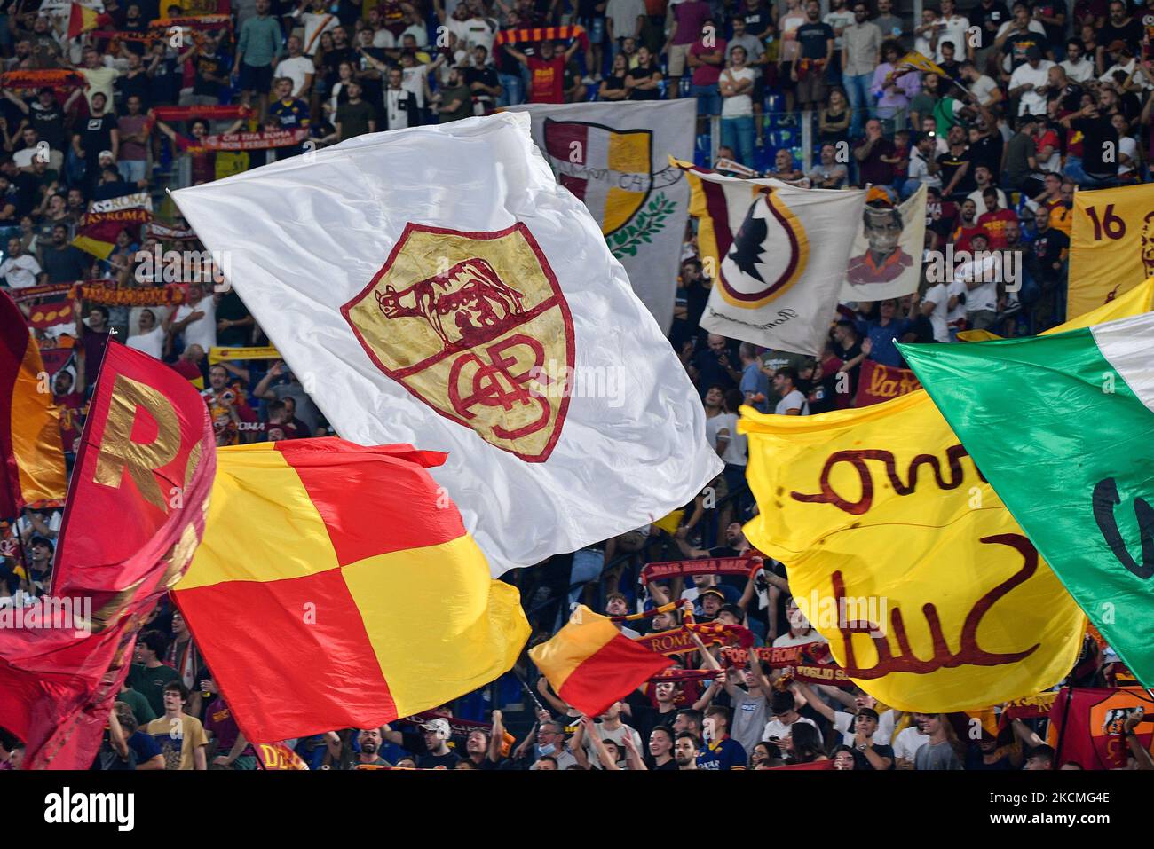 Unterstützer AS Roma in Aktion während der Italienischen Fußball-Liga Ein Spiel von 2021/2022 zwischen AS Roma und US Sassuolo im Olimpic Stadium in Rom. (Foto von Fabrizio Corragetti/LiveMedia/NurPhoto) Stockfoto