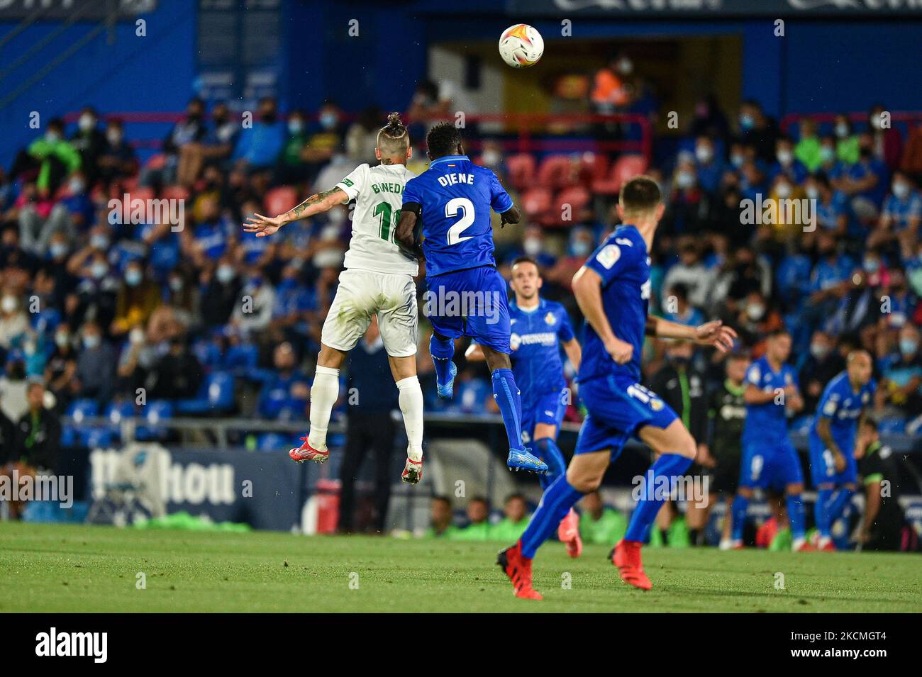 Dario Benedetto und Djene während des La Liga-Spiels zwischen Getafe CF und Elche CF im Coliseum Alfonso Perez am 13. September 2021 in Getafe, Spanien. (Foto von Rubén de la Fuente Pérez/NurPhoto) Stockfoto