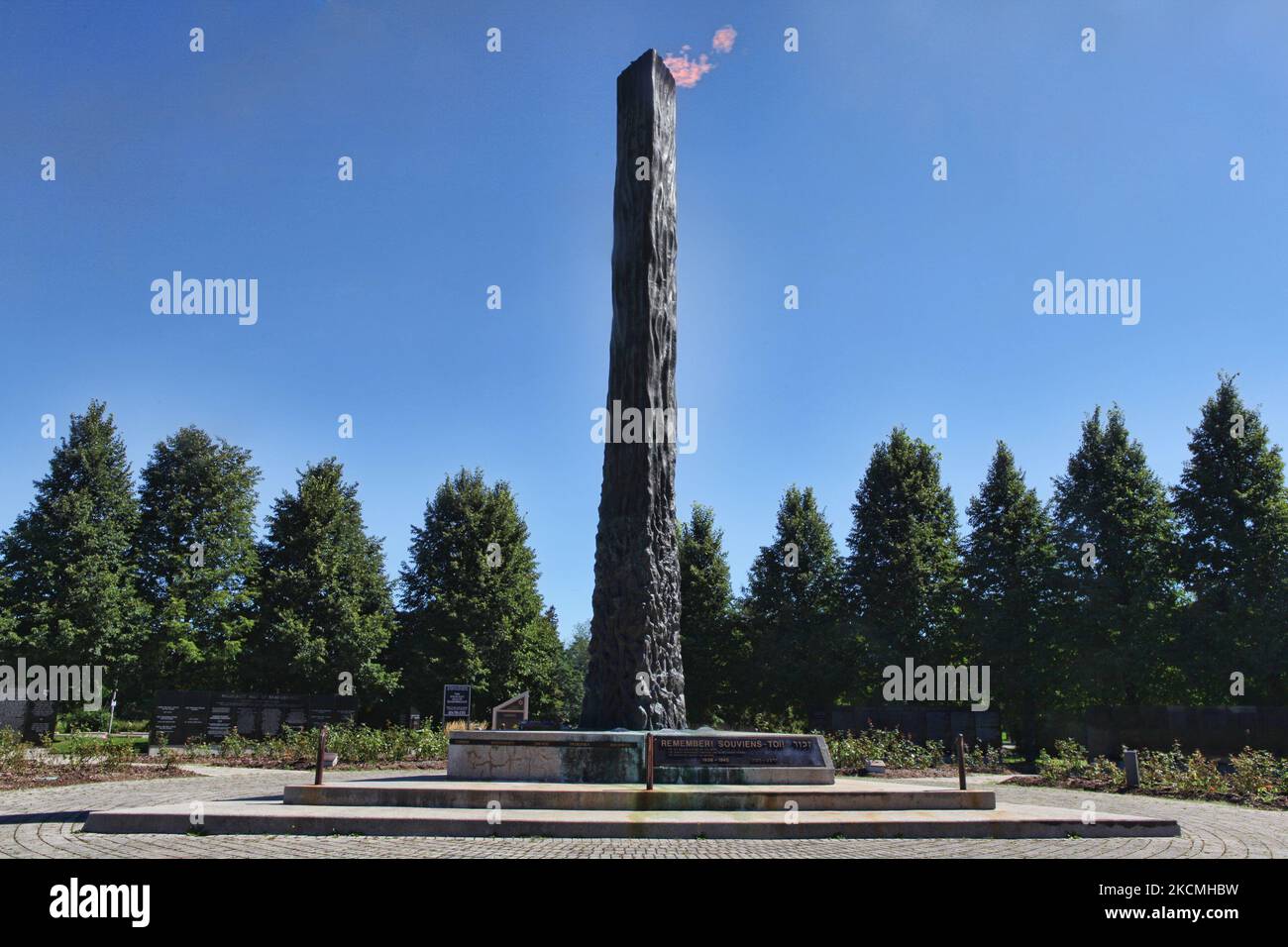 Auf dem Holocaust-Mahnmal in Toronto, Kanada, brennt während des Yom Kippur, dem höchsten aller jüdischen Feiertage, eine Flamme. (Foto von Creative Touch Imaging Ltd./NurPhoto) Stockfoto
