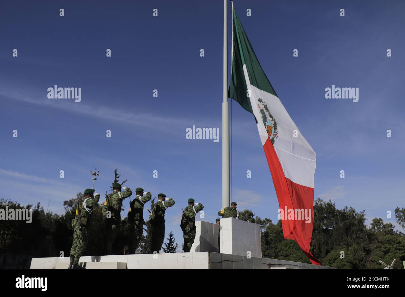 Mitglieder des Verteidigungsministeriums (SEDENA) ehren die Flagge auf der Esplanade der Bekleidungs- und Ausrüstungsfabrik El Vergel Iztapalapa, Mexiko-Stadt, während des Gesundheitsnotfalls COVID-19 und der gelben epidemiologischen Ampel in der Hauptstadt. (Foto von Gerardo Vieyra/NurPhoto) Stockfoto