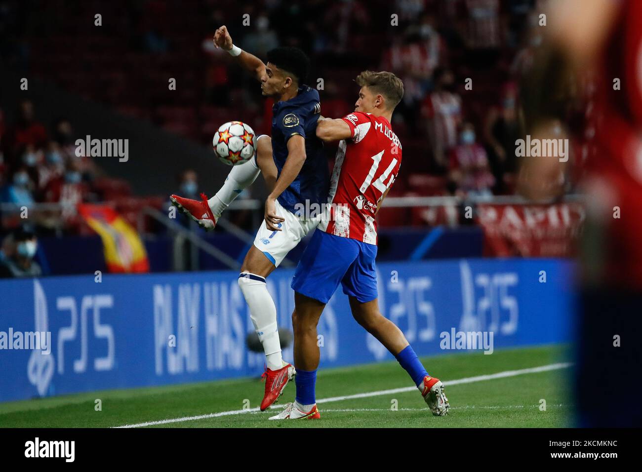 Luis Diaz vom FC Porto im Einsatz mit Marcos Llorente vom Atletico de Madrid während des UEFA Champions League-Spiels zwischen Atletico de Madrid und dem FC Porto im Wanda Metropolitano in Madrid, Spanien. (Foto von DAX Images/NurPhoto) Stockfoto