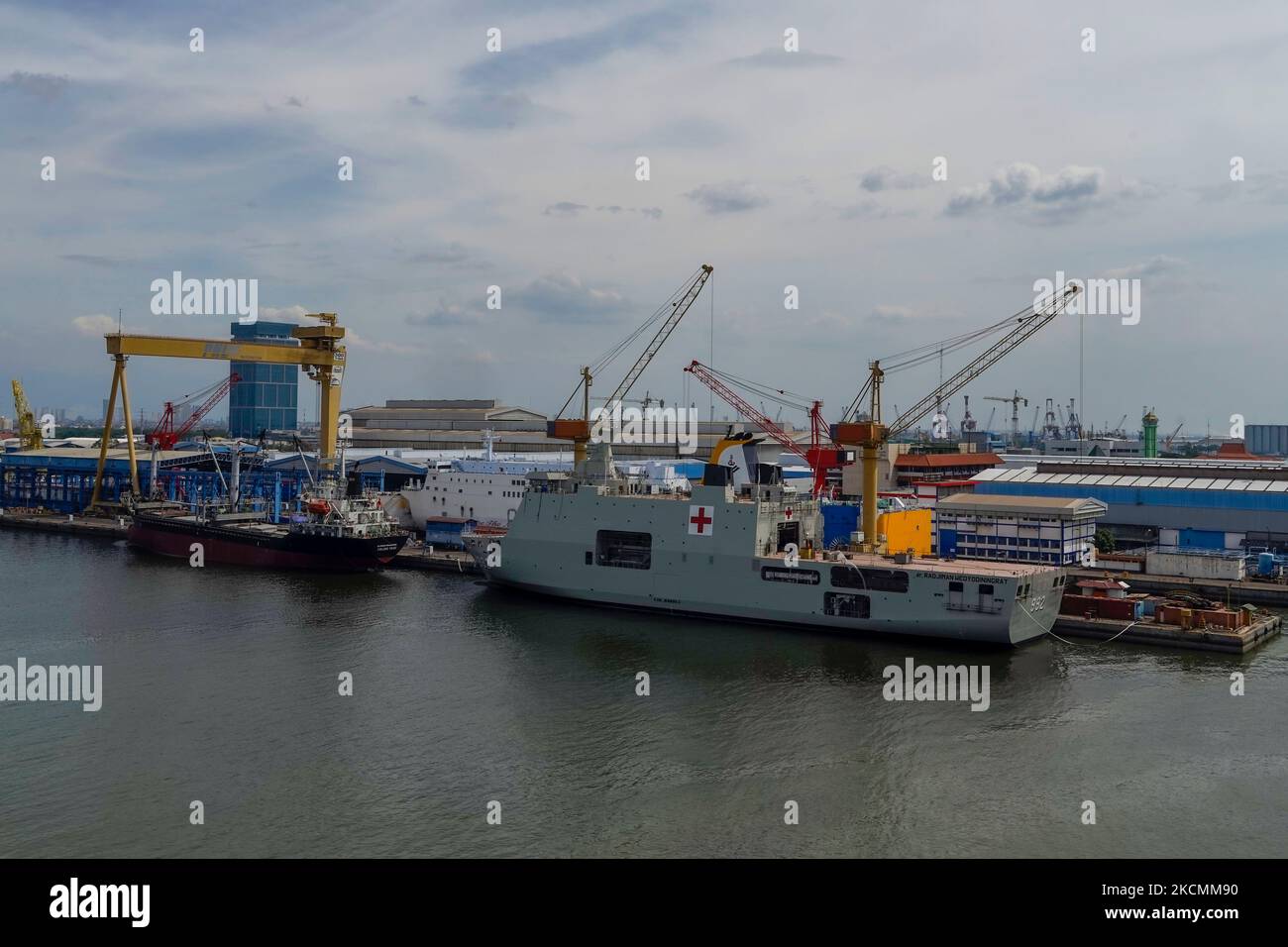 Am 2022. August dockte das indonesische Naval Hospital Ship 'Dr. Radjiman Wedyodiningrat' im PAL Surabaya, Indonesien an Stockfoto