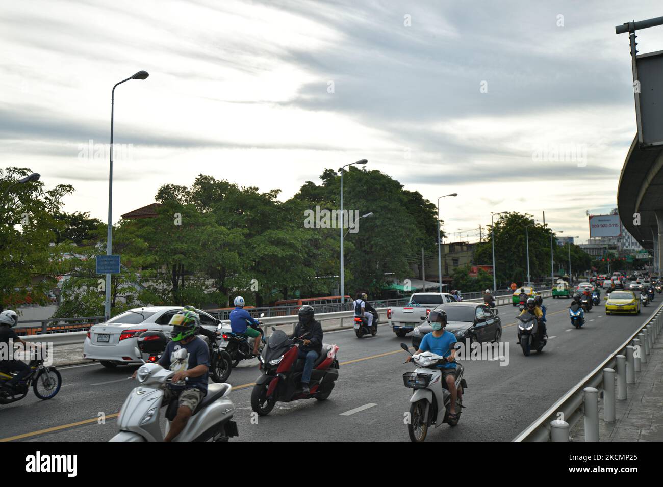 Fahrzeuge sind am 17. September 2021 in Bangkok, Thailand, auf der Straße in der Nähe der Krung-Thep-Brücke zu sehen. (Foto von Vachira Vachira/NurPhoto) Stockfoto