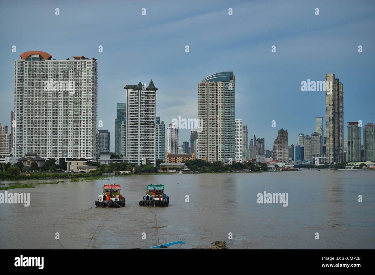 Am 17. September 2021 werden in Bangkok, Thailand, Lastkähne auf dem Chao Phraya Fluss in Bangkok gesehen. (Foto von Vachira Vachira/NurPhoto) Stockfoto