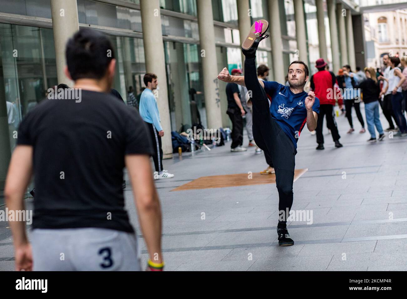 Paris, Frankreich am 23. Mai 2021. Frederic Viana Gomes, ein Plumfoot-Spieler, macht einen Smash während einer Freestyle-Session in der Passage des Jacobins. Bis heute sind in Frankreich 4 Clubs aktiv: Dunkerque, Paris, Puteaux und Marseille mit rund 150 Mitgliedern. Stockfoto Paris, Frankreich am 23. Mai 2021. Frederic Viana Gomes, ein Plumfoot-Spieler, macht einen Smash während einer Freestyle-Session in der Passage des Jacobins. Bis heute sind in Frankreich 4 Clubs aktiv: Dunkerque, Paris, Puteaux und Marseille mit rund 150 Mitgliedern. Stockfoto