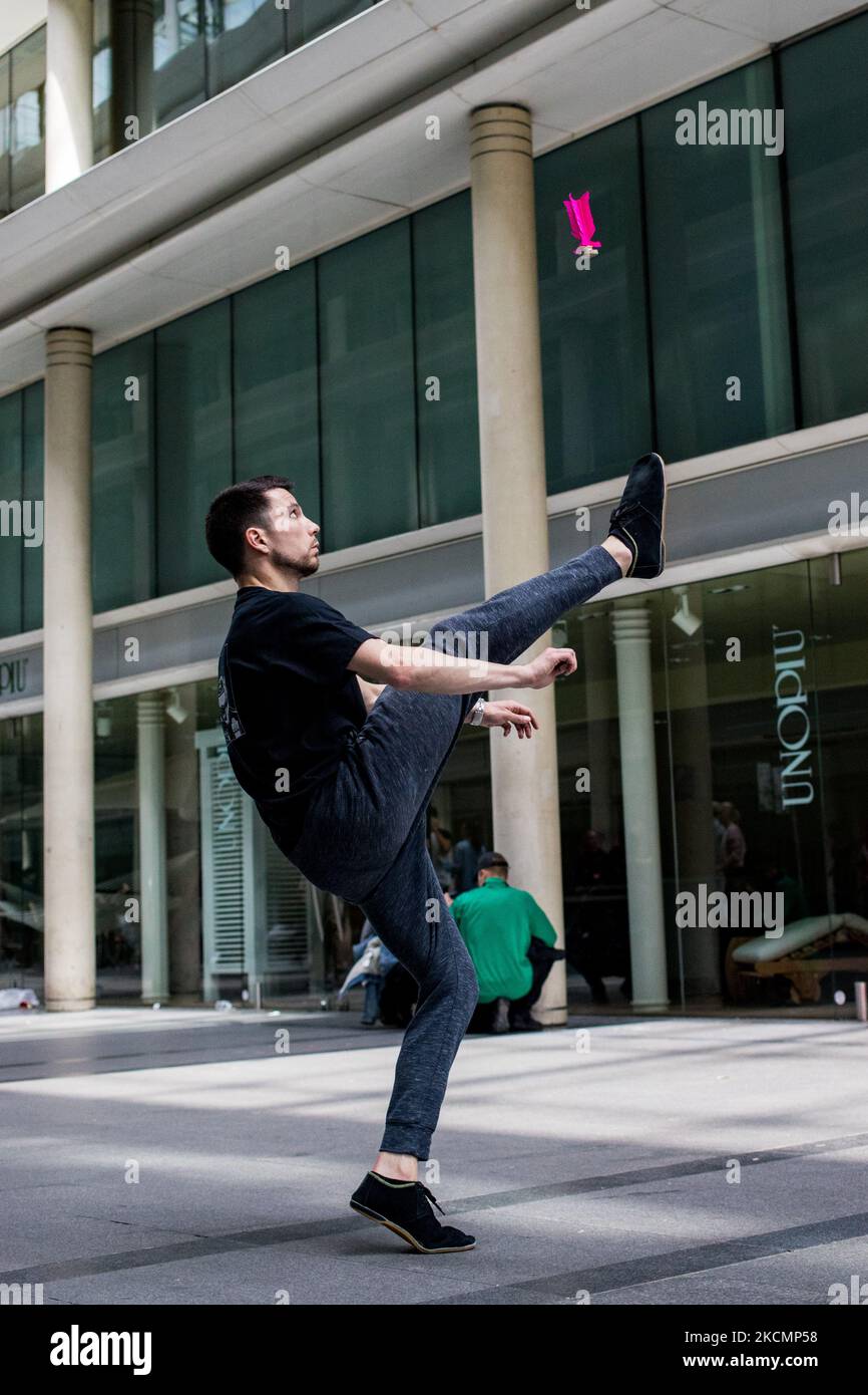 Paris, Frankreich am 23. Mai 2021. Ein Plumfoot-Spieler macht einen Smash während einer Freestyle-Session in der Passage des Jacobins. Bis heute sind in Frankreich 4 Clubs aktiv: Dunkerque, Paris, Puteaux und Marseille mit rund 150 Mitgliedern. Stockfoto Paris, Frankreich am 23. Mai 2021. Ein Plumfoot-Spieler macht einen Smash während einer Freestyle-Session in der Passage des Jacobins. Bis heute sind in Frankreich 4 Clubs aktiv: Dunkerque, Paris, Puteaux und Marseille mit rund 150 Mitgliedern. Stockfoto
