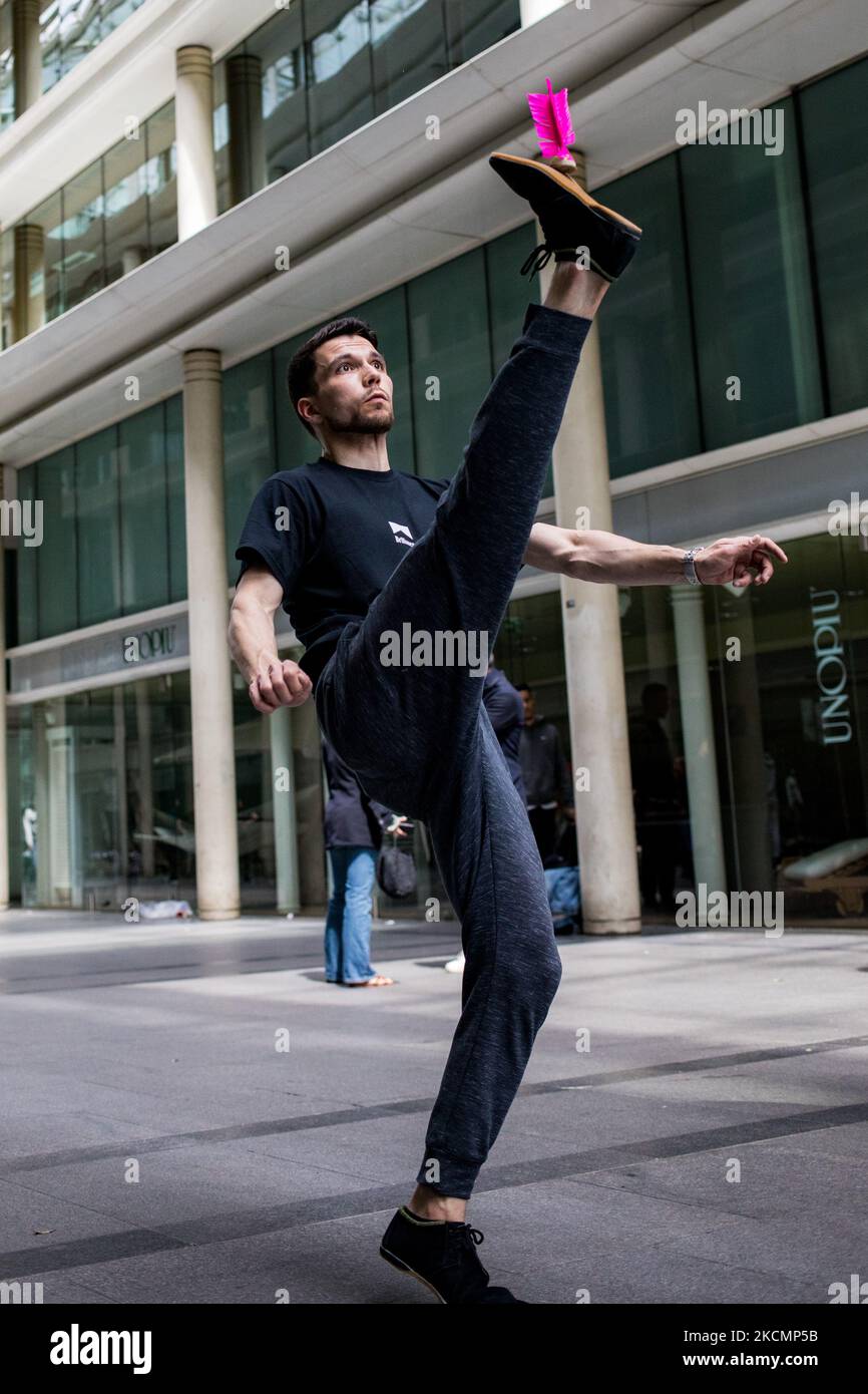 Paris, Frankreich am 23. Mai 2021. Ein Plumfoot-Spieler macht einen Smash während einer Freestyle-Session in der Passage des Jacobins. Bis heute sind in Frankreich 4 Clubs aktiv: Dunkerque, Paris, Puteaux und Marseille mit rund 150 Mitgliedern. Stockfoto Paris, Frankreich am 23. Mai 2021. Ein Plumfoot-Spieler macht einen Smash während einer Freestyle-Session in der Passage des Jacobins. Bis heute sind in Frankreich 4 Clubs aktiv: Dunkerque, Paris, Puteaux und Marseille mit rund 150 Mitgliedern. Stockfoto
