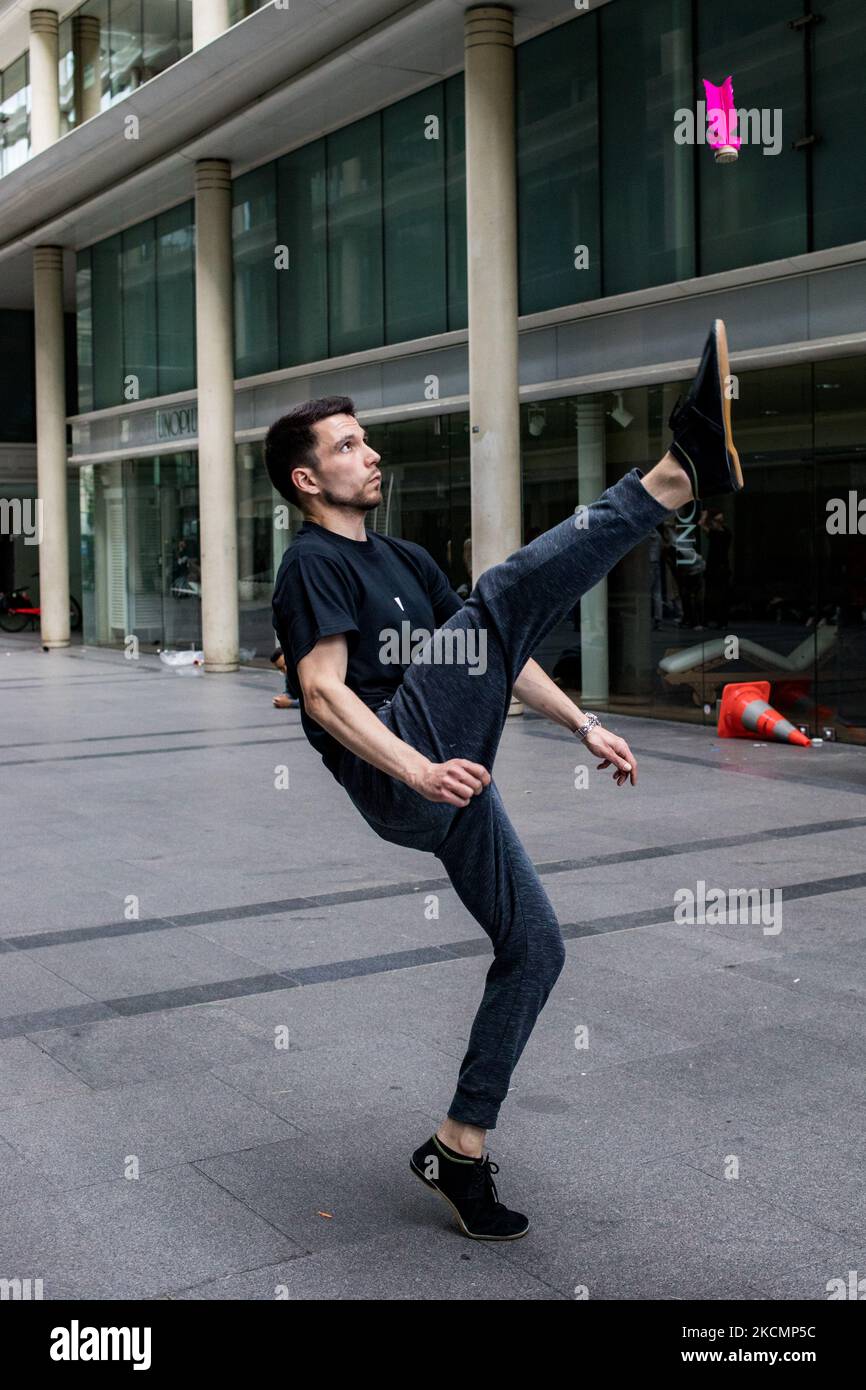 Paris, Frankreich am 23. Mai 2021. Ein Plumfoot-Spieler macht einen Smash während einer Freestyle-Session in der Passage des Jacobins. Bis heute sind in Frankreich 4 Clubs aktiv: Dunkerque, Paris, Puteaux und Marseille mit rund 150 Mitgliedern. Stockfoto Paris, Frankreich am 23. Mai 2021. Ein Plumfoot-Spieler macht einen Smash während einer Freestyle-Session in der Passage des Jacobins. Bis heute sind in Frankreich 4 Clubs aktiv: Dunkerque, Paris, Puteaux und Marseille mit rund 150 Mitgliedern. Stockfoto