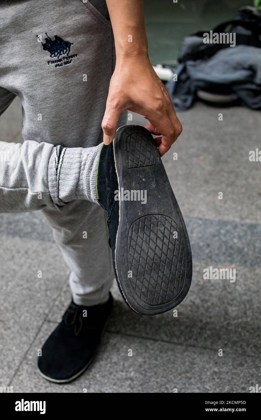 Paris, Frankreich am 23. Mai 2021. Ein Fußgänger zieht seine professionellen Schuhe aus Vietnam an, bevor er eine Freestyle-Session bei der Passage des Jacobins macht. Bis heute sind in Frankreich 4 Clubs aktiv: Dunkerque, Paris, Puteaux und Marseille mit rund 150 Mitgliedern. Stockfoto Paris, Frankreich am 23. Mai 2021. Ein Fußgänger zieht seine professionellen Schuhe aus Vietnam an, bevor er eine Freestyle-Session bei der Passage des Jacobins macht. Bis heute sind in Frankreich 4 Clubs aktiv: Dunkerque, Paris, Puteaux und Marseille mit rund 150 Mitgliedern. Stockfoto