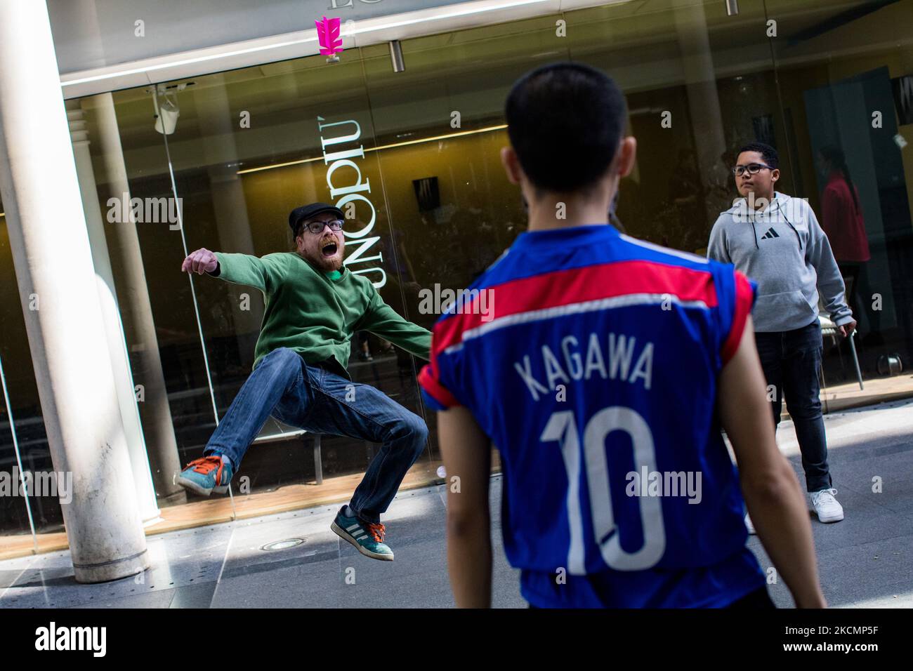 Paris, Frankreich am 23. Mai 2021. Plumfoot-Spieler passen sich während einer Freestyle-Session in der Passage des Jacobins an. Bis heute sind in Frankreich 4 Clubs aktiv: Dunkerque, Paris, Puteaux und Marseille mit rund 150 Mitgliedern. Stockfoto Paris, Frankreich am 23. Mai 2021. Plumfoot-Spieler passen sich während einer Freestyle-Session in der Passage des Jacobins an. Bis heute sind in Frankreich 4 Clubs aktiv: Dunkerque, Paris, Puteaux und Marseille mit rund 150 Mitgliedern. Stockfoto