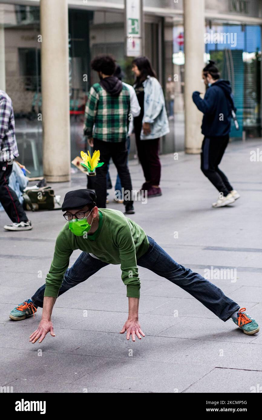 Paris, Frankreich am 23. Mai 2021. Plumfoot-Spieler passen sich während einer Freestyle-Session in der Passage des Jacobins an. Bis heute sind in Frankreich 4 Clubs aktiv: Dunkerque, Paris, Puteaux und Marseille mit rund 150 Mitgliedern. Stockfoto Paris, Frankreich am 23. Mai 2021. Plumfoot-Spieler passen sich während einer Freestyle-Session in der Passage des Jacobins an. Bis heute sind in Frankreich 4 Clubs aktiv: Dunkerque, Paris, Puteaux und Marseille mit rund 150 Mitgliedern. Stockfoto